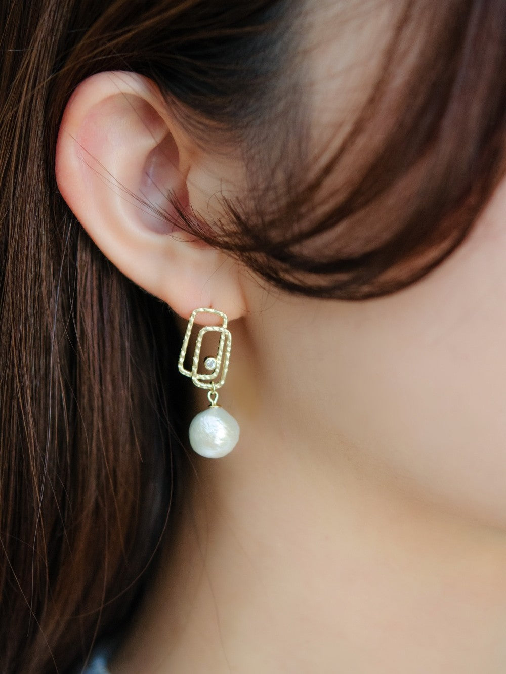 淡水パール & ビジュー スクエア リンク ピアス 都会的なモダンデザイン SV925 ゴールド着用