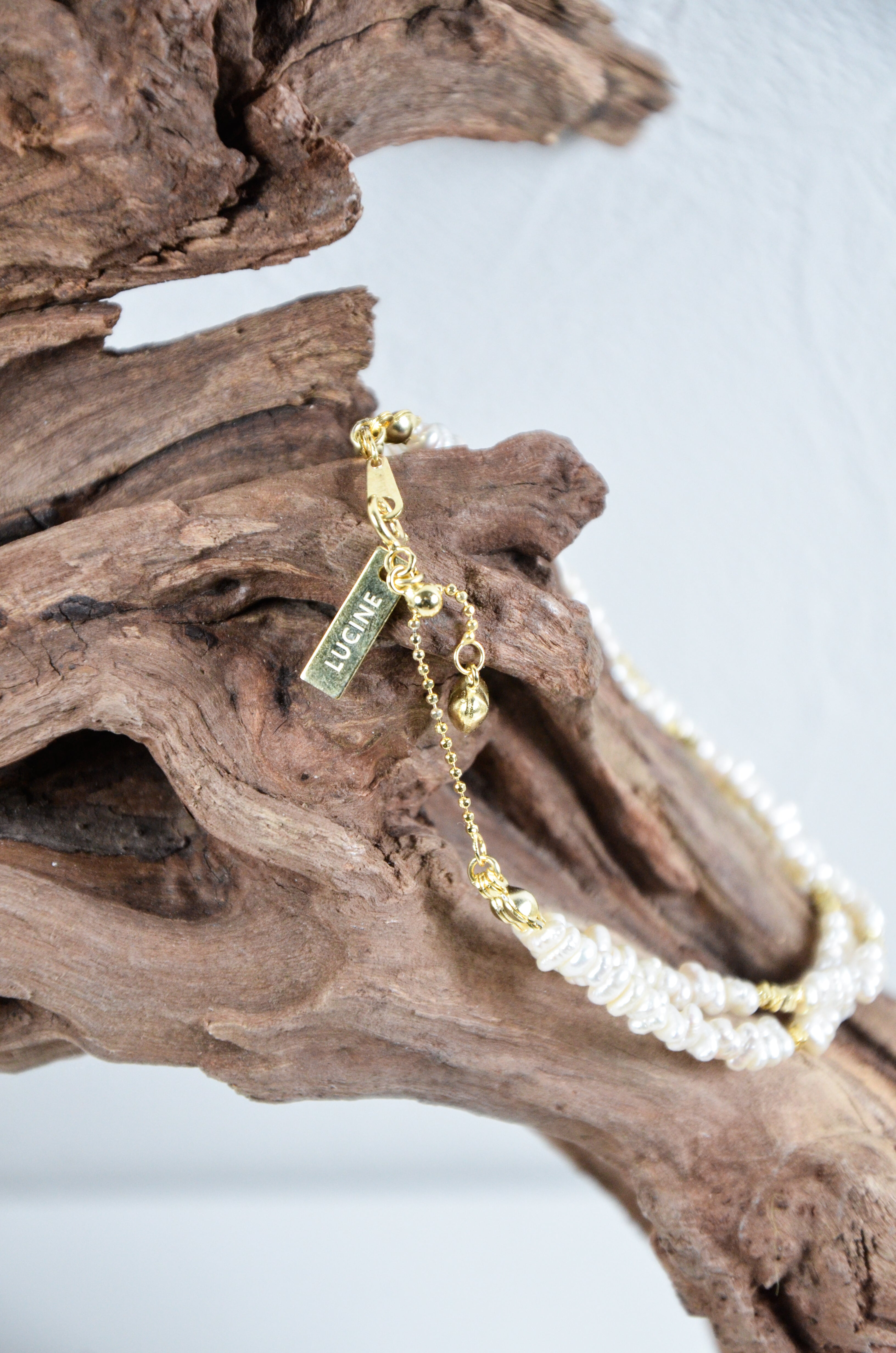 6月誕生石 ブレスレット 平置き 白背景 純白のパールとゴールドの連なり