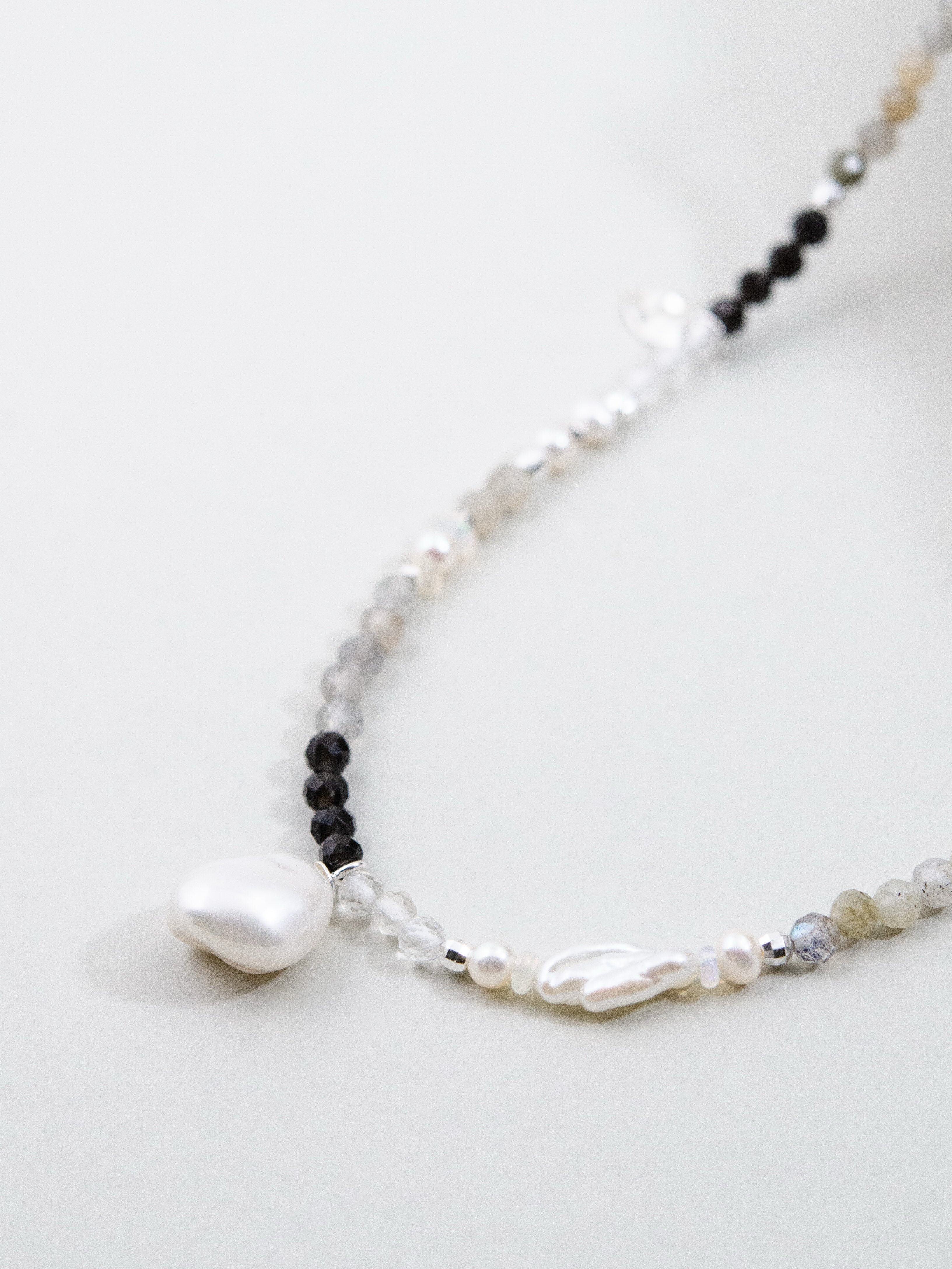 淡水パール 雫チャーム 詳細画像 オブシディアンとラブラドライトのモノトーン