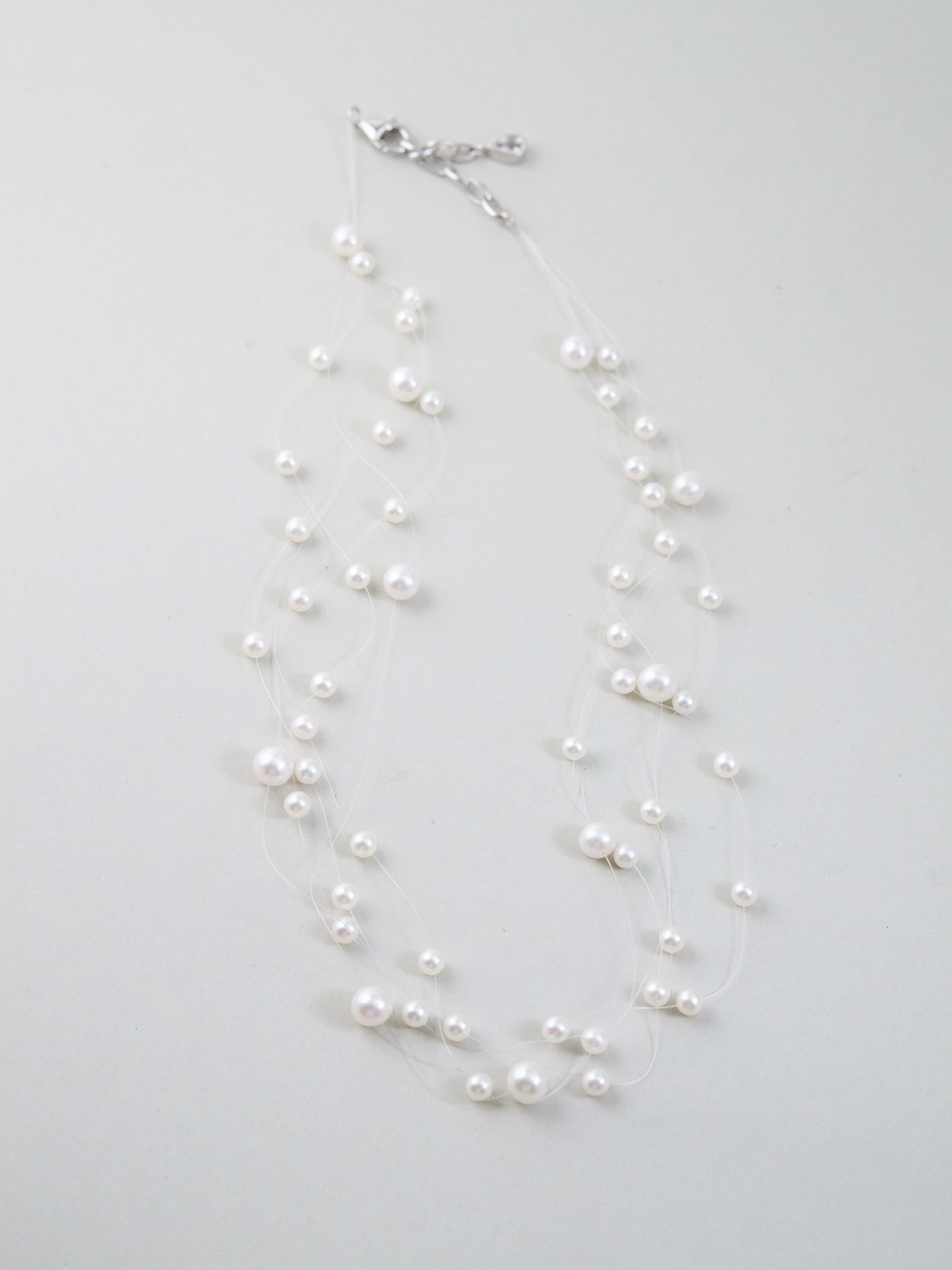 素肌に浮かぶ泡 淡水パールネックレス 立体的な配置のディスプレイ