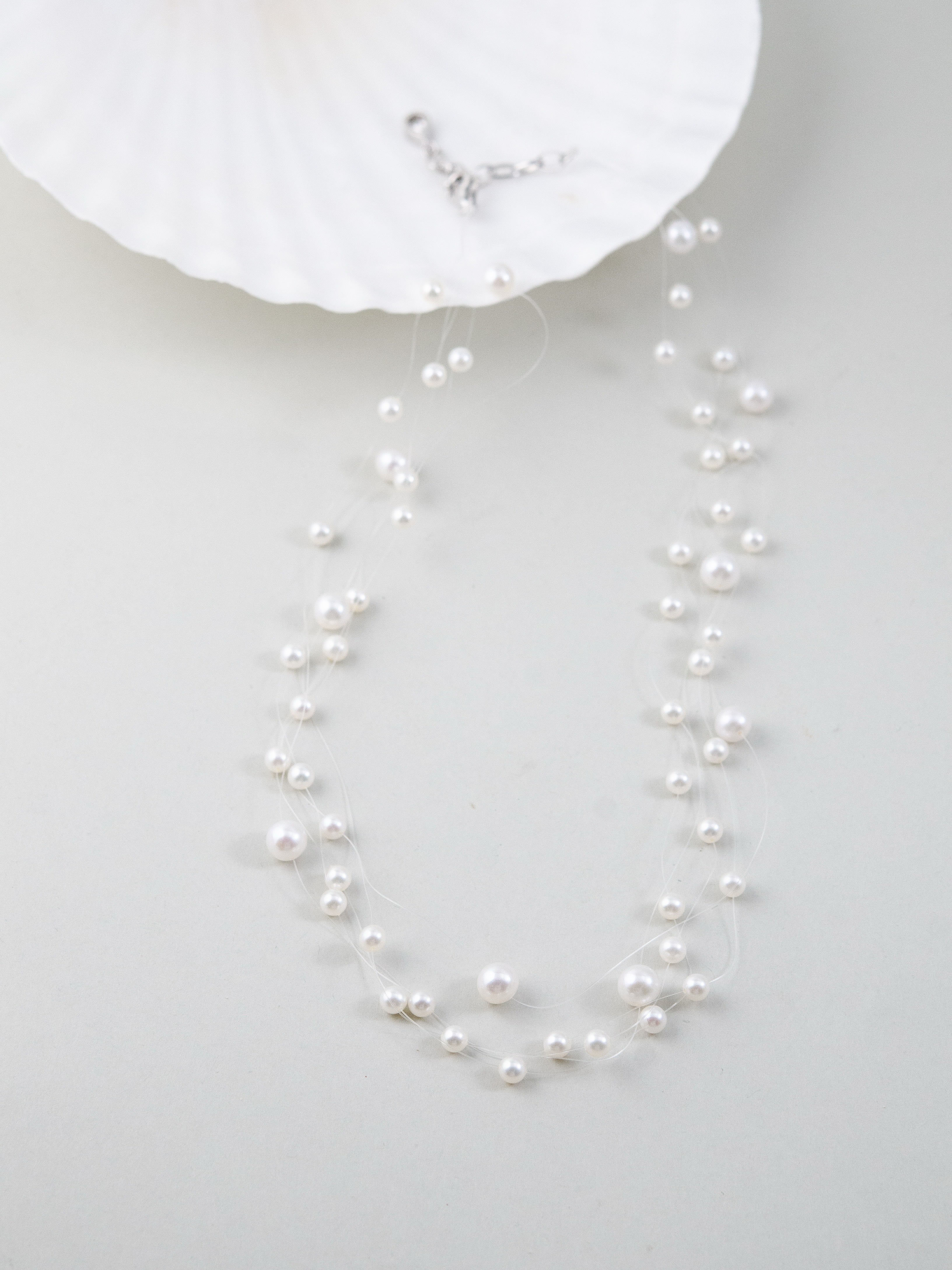 天然淡水パールネックレス ディスプレイ シェルと共に 透明感