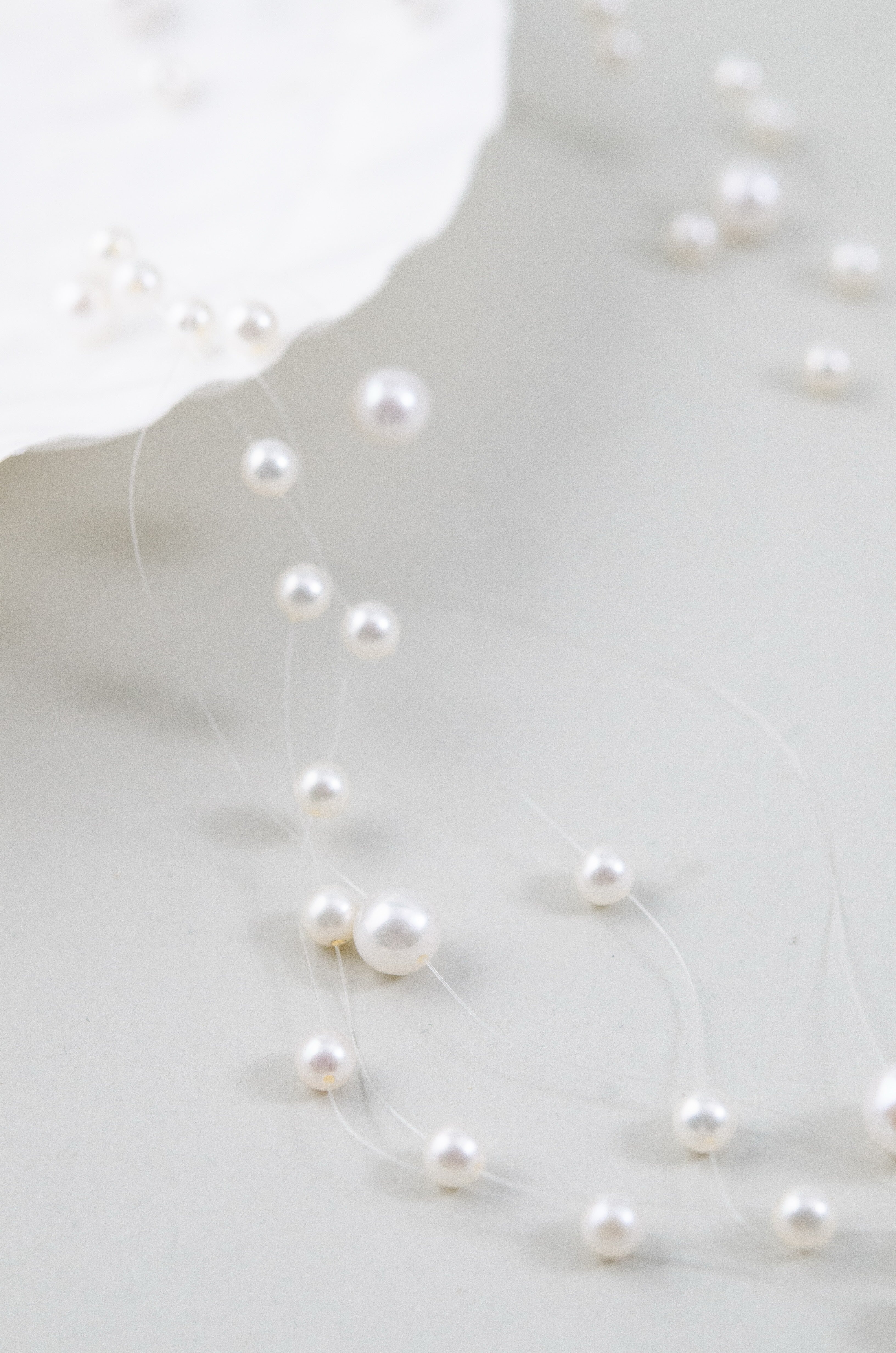 透明糸を使用したイリュージョンネックレス パールの浮遊感アップ