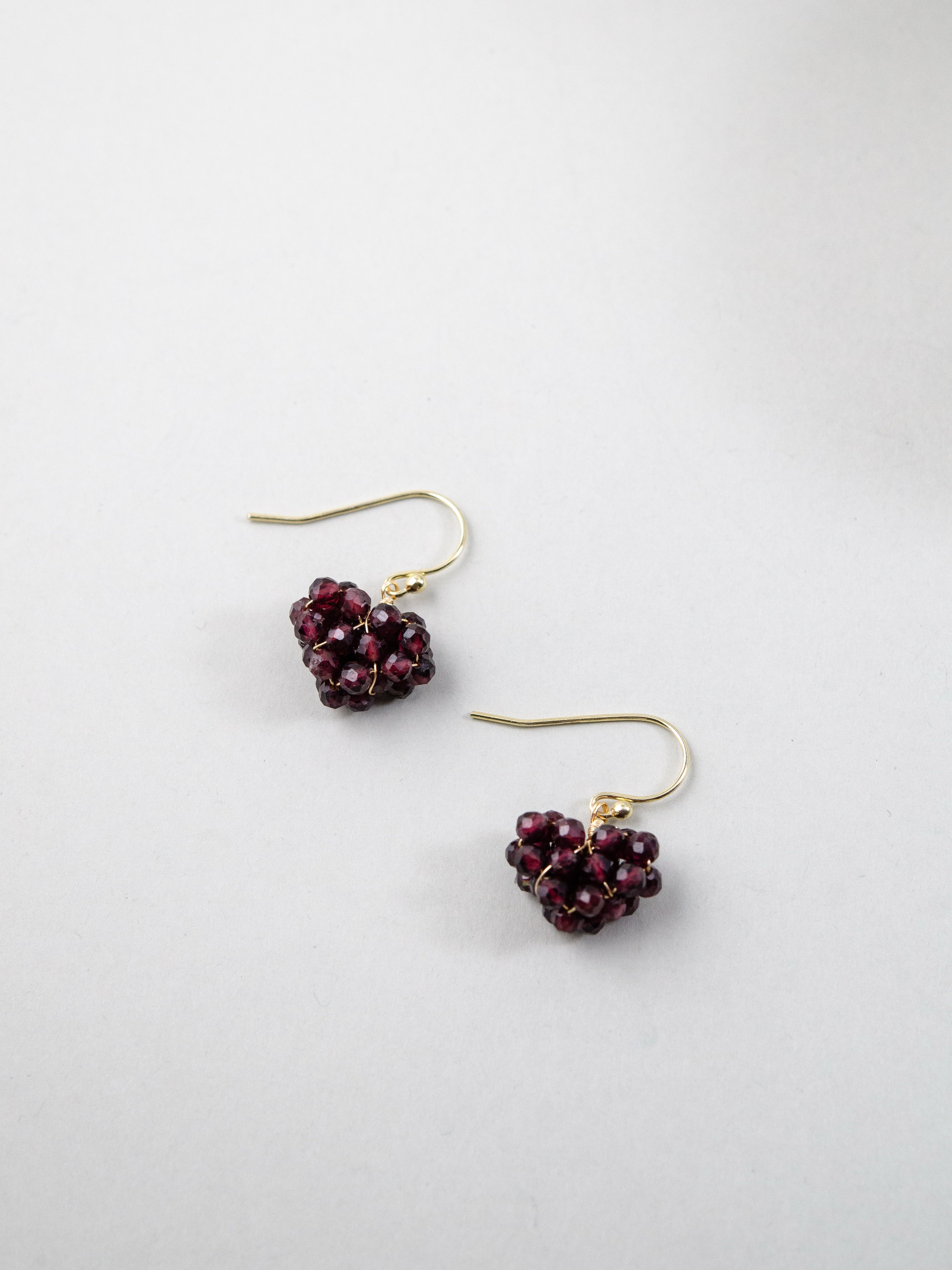 房状のガーネット ピアス 詳細画像 熟れた果実のようなデザイン