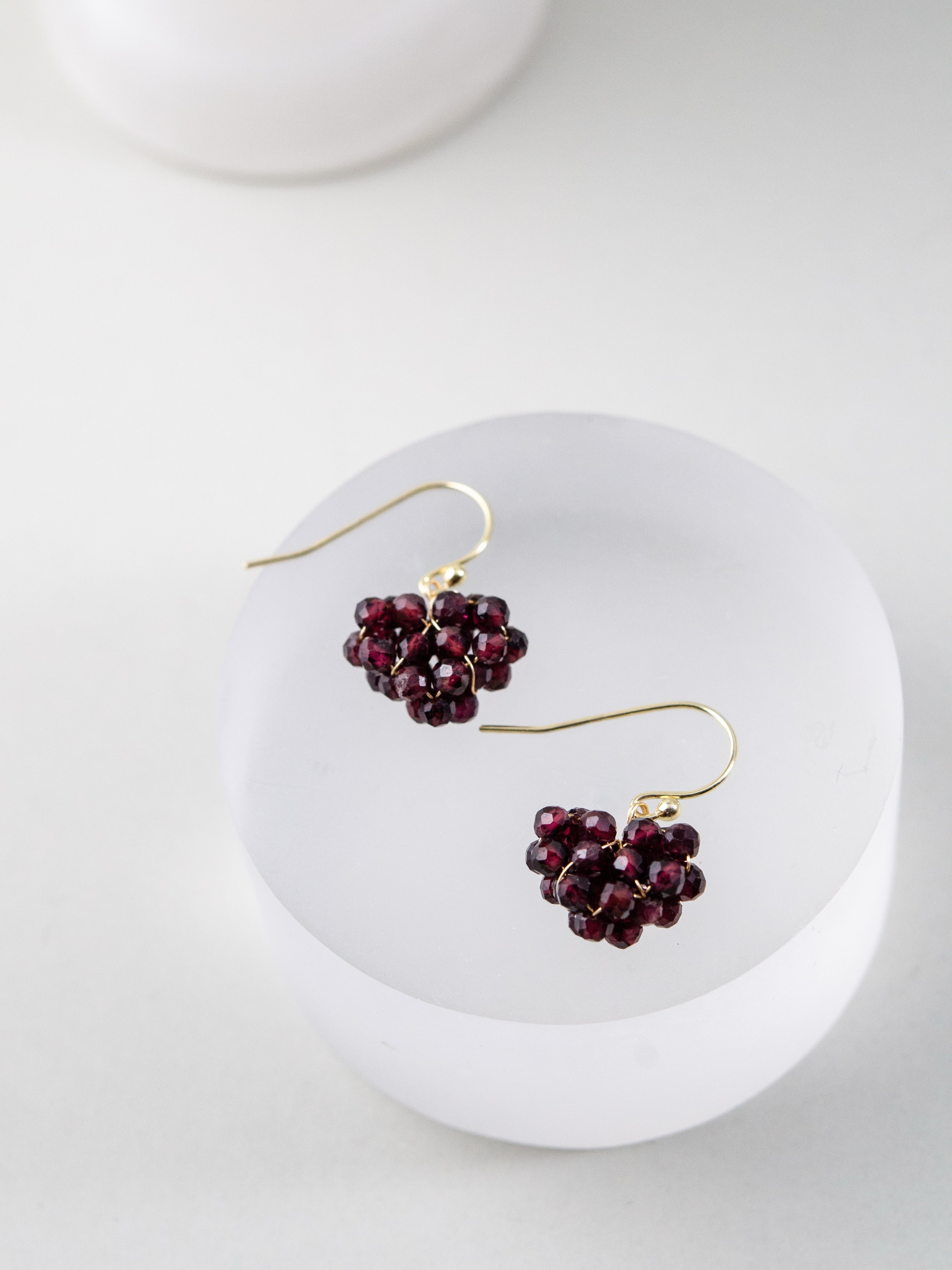 14kgf ガーネット ピアス 透明なスタンドディスプレイ 高級感のある赤