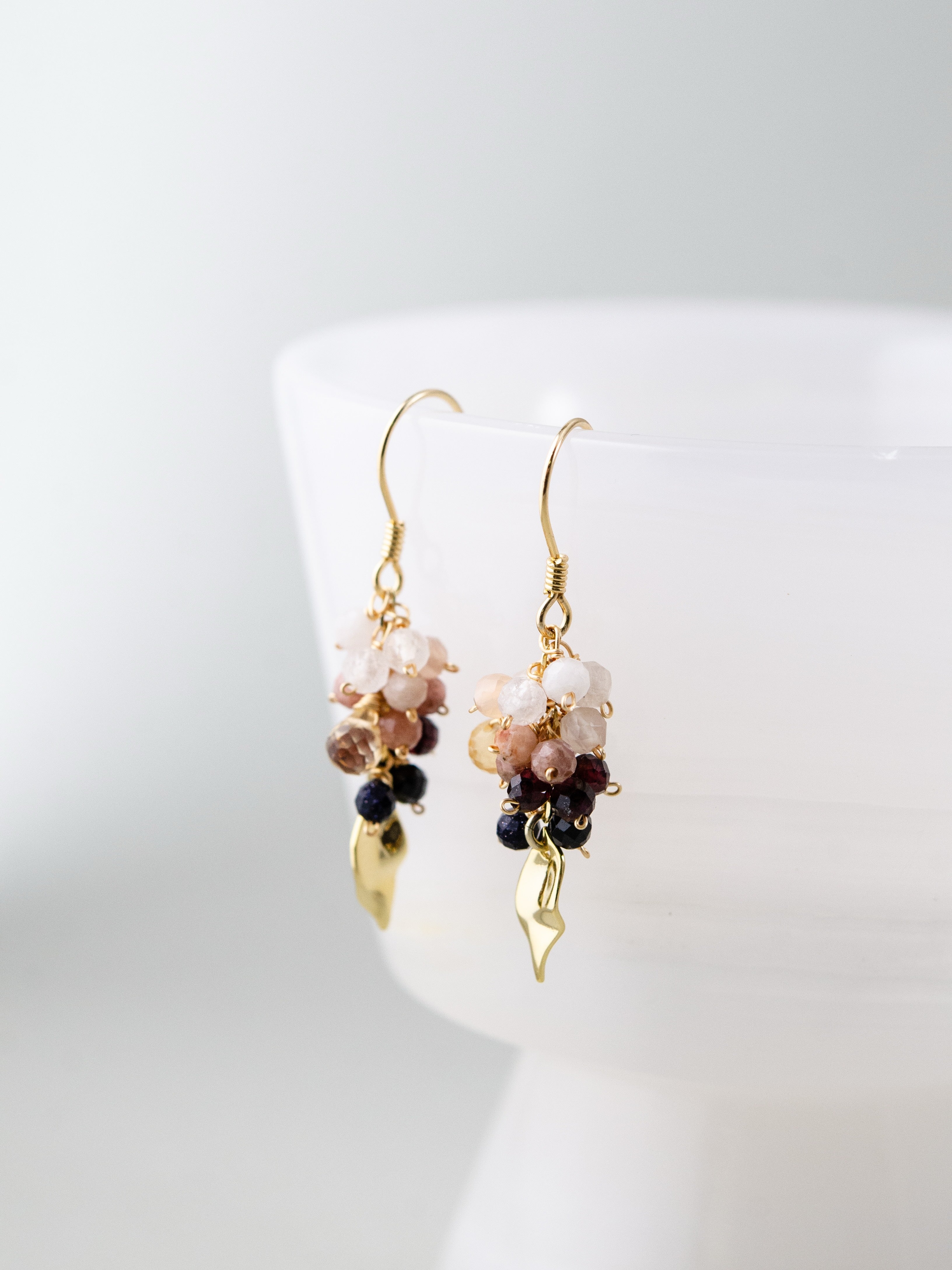 晩秋の木の実 ピアス ディスプレイ 陶器の縁と温かみのある色彩