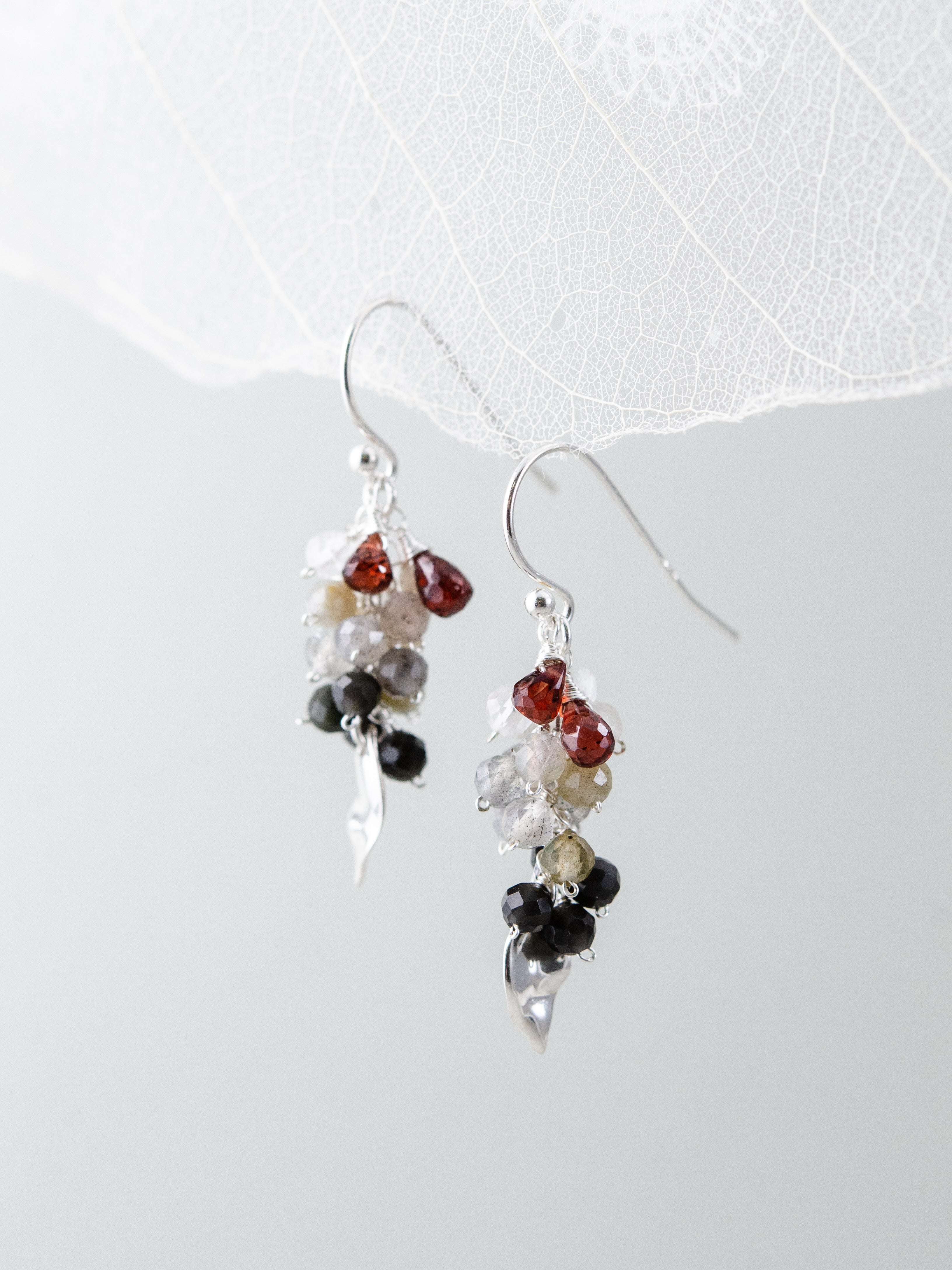 1月誕生石 ピアス ディスプレイ 白い葉脈と冬の木漏れ日のイメージ