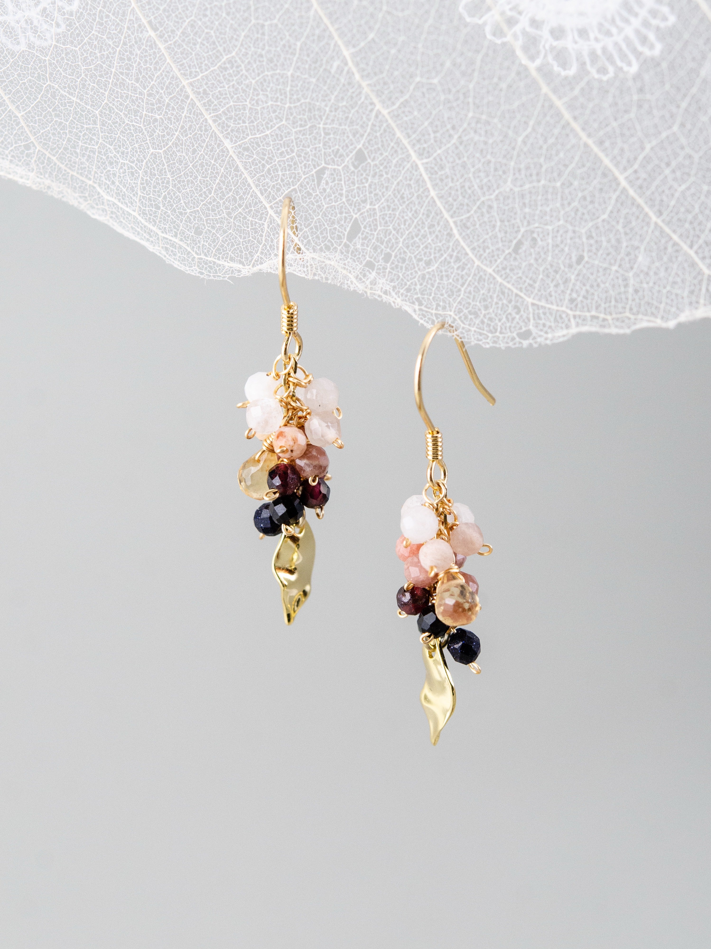 天然石ピアス ディスプレイ 白い葉脈と深紅のガーネット 繊細な雰囲気