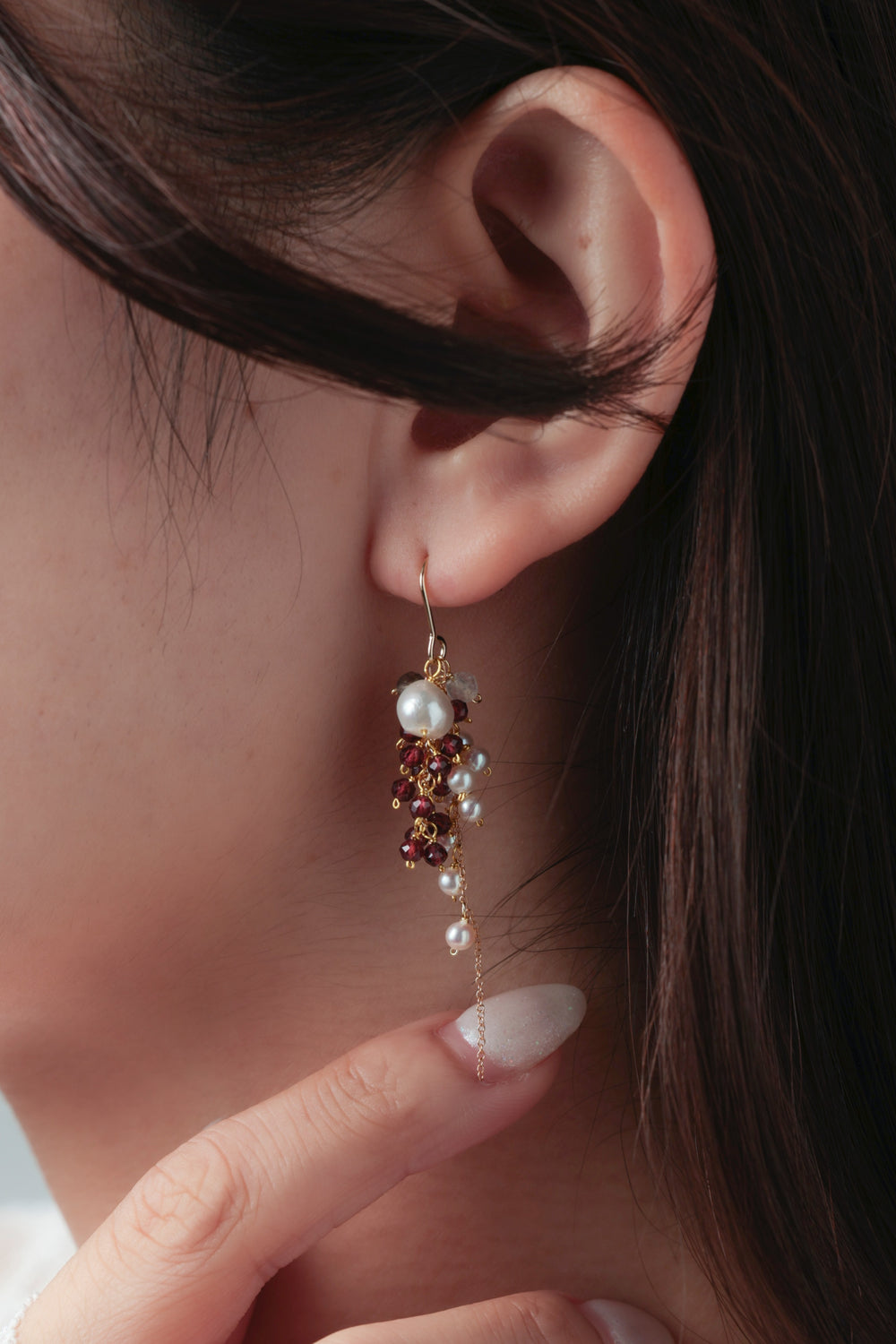 ガーネット ピアス 着用画像 横顔 伏し目 上品 秋冬カラー