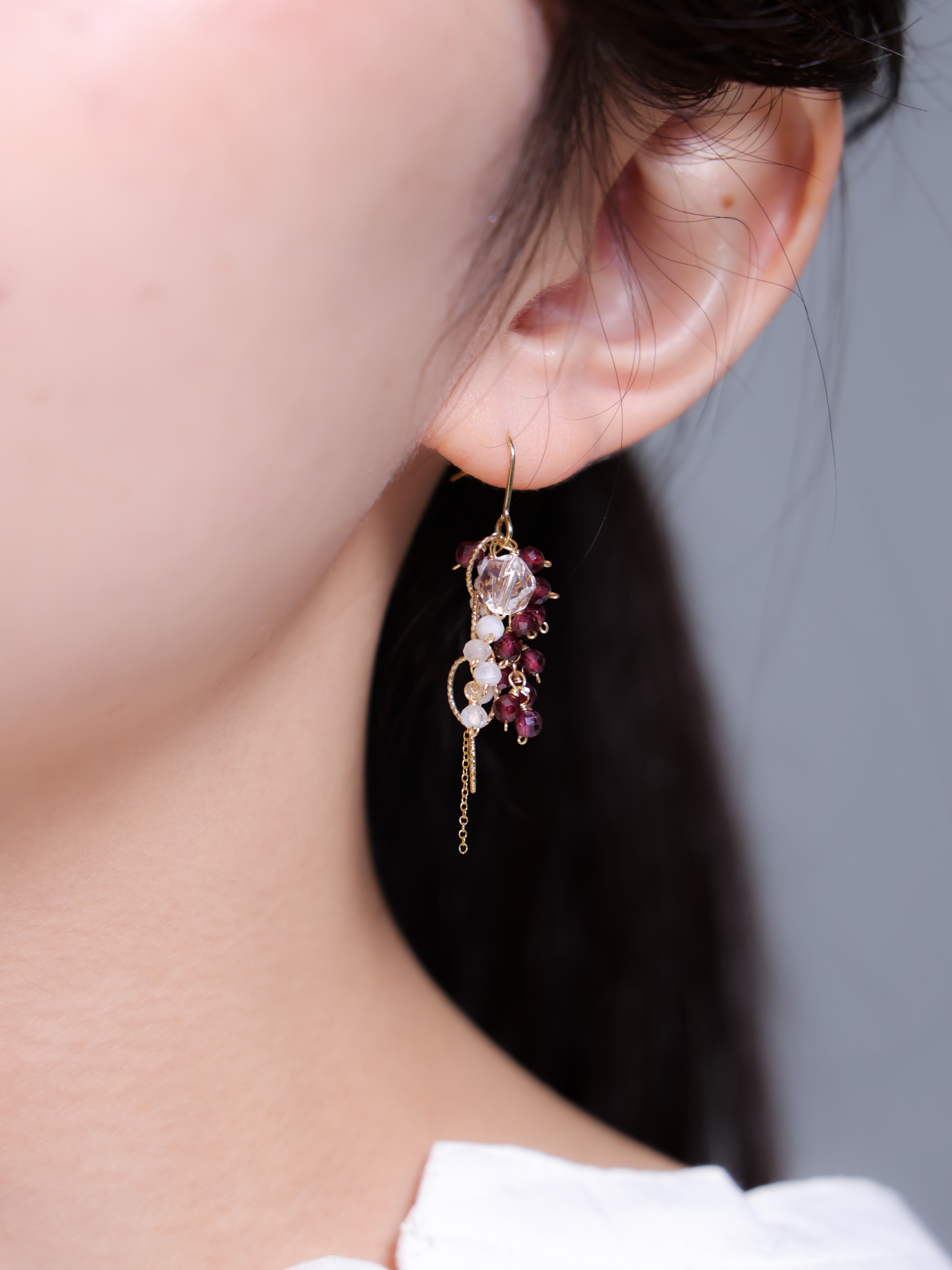 1月・6月誕生石 ピアス着用 耳元アップ 14kgfチェーンと揺れる赤い実