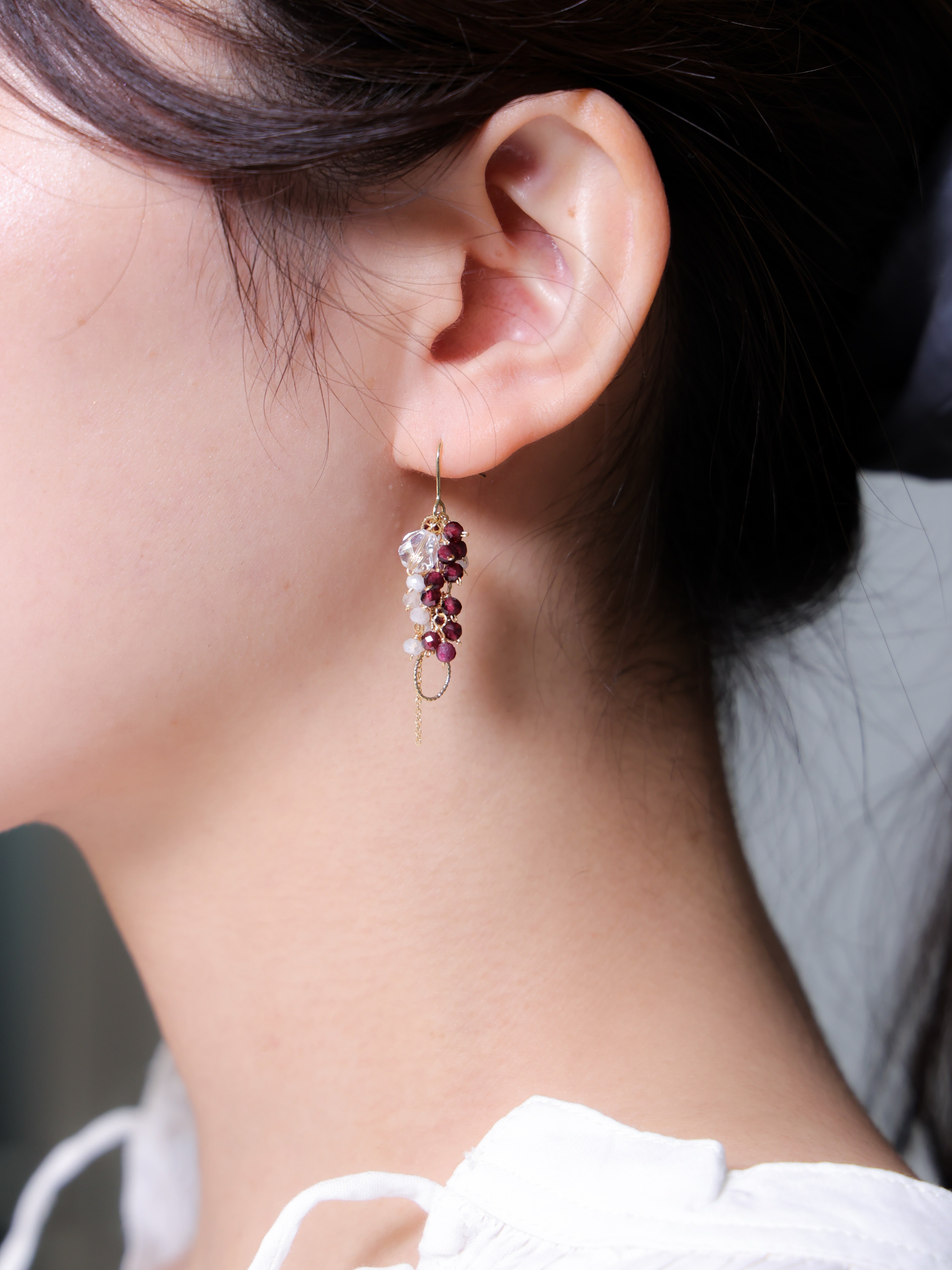 天然石ピアス着用 首元のライン 揺れるゴールドチェーンと天然石