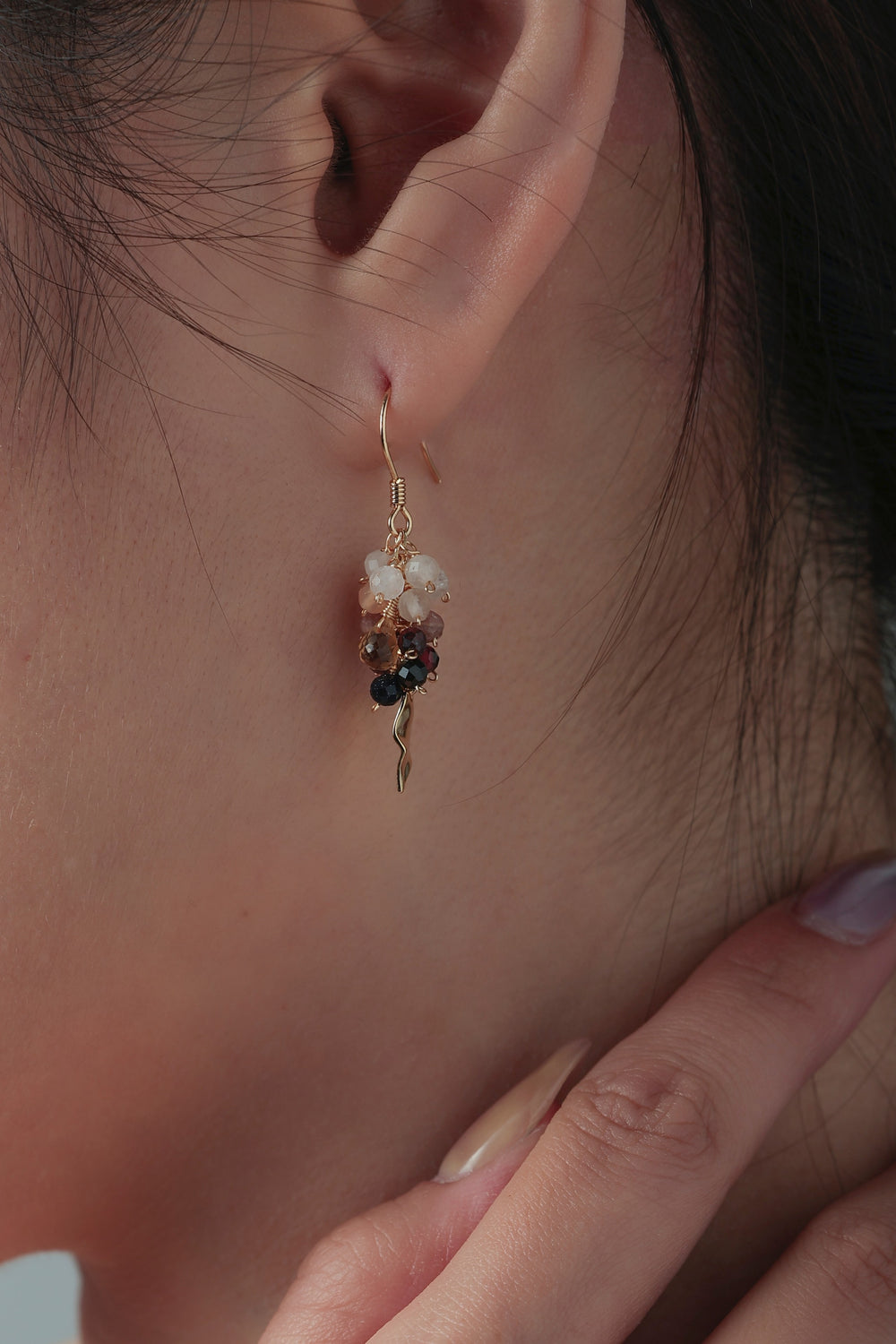 ガーネット ピアス着用 横顔 晩秋の木の実のような色合いと揺れるリーフ