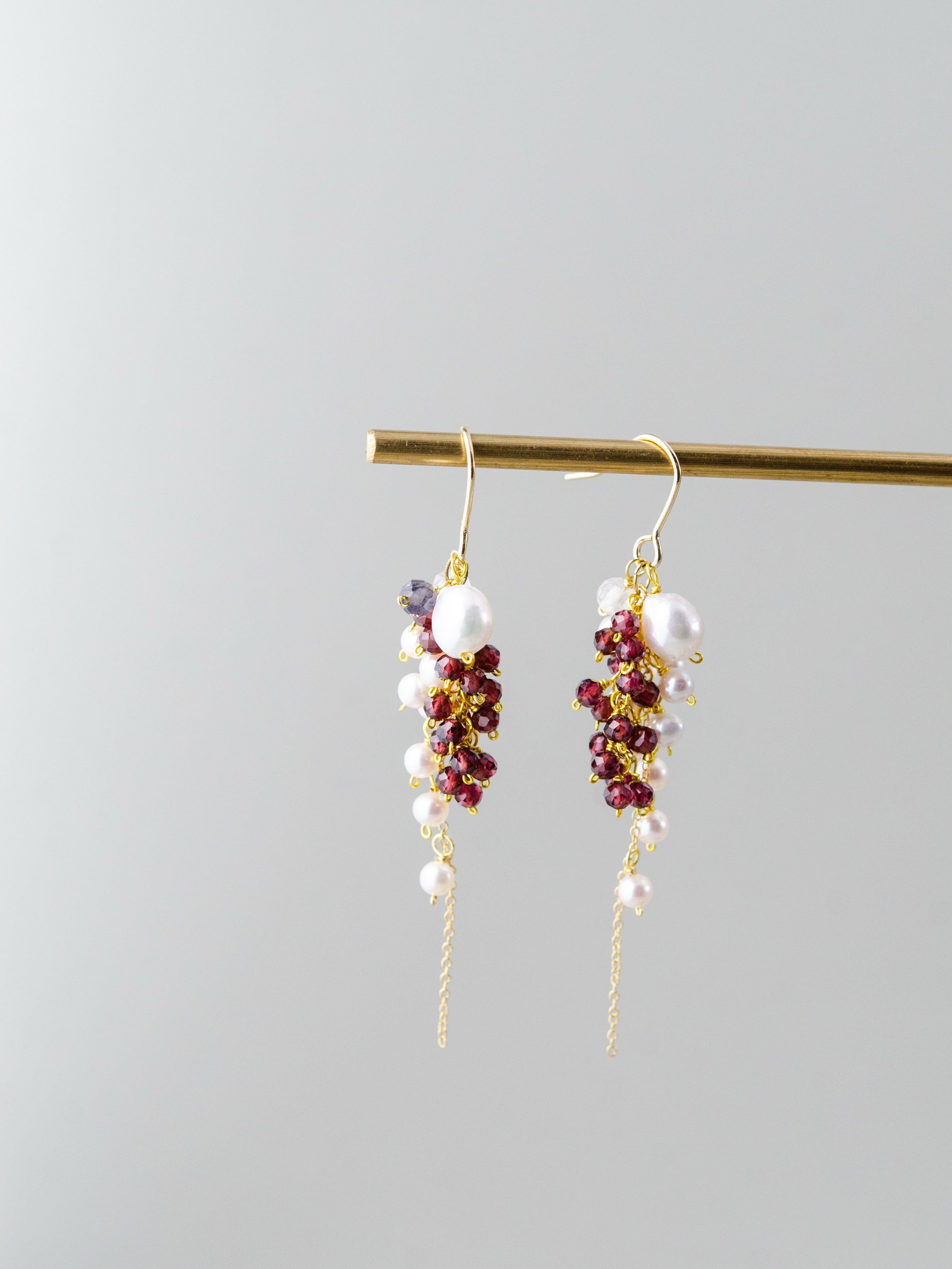 ガーネット & 淡水バロックパール 揺れる ピアス 実りの木の実 1月・6月誕生石