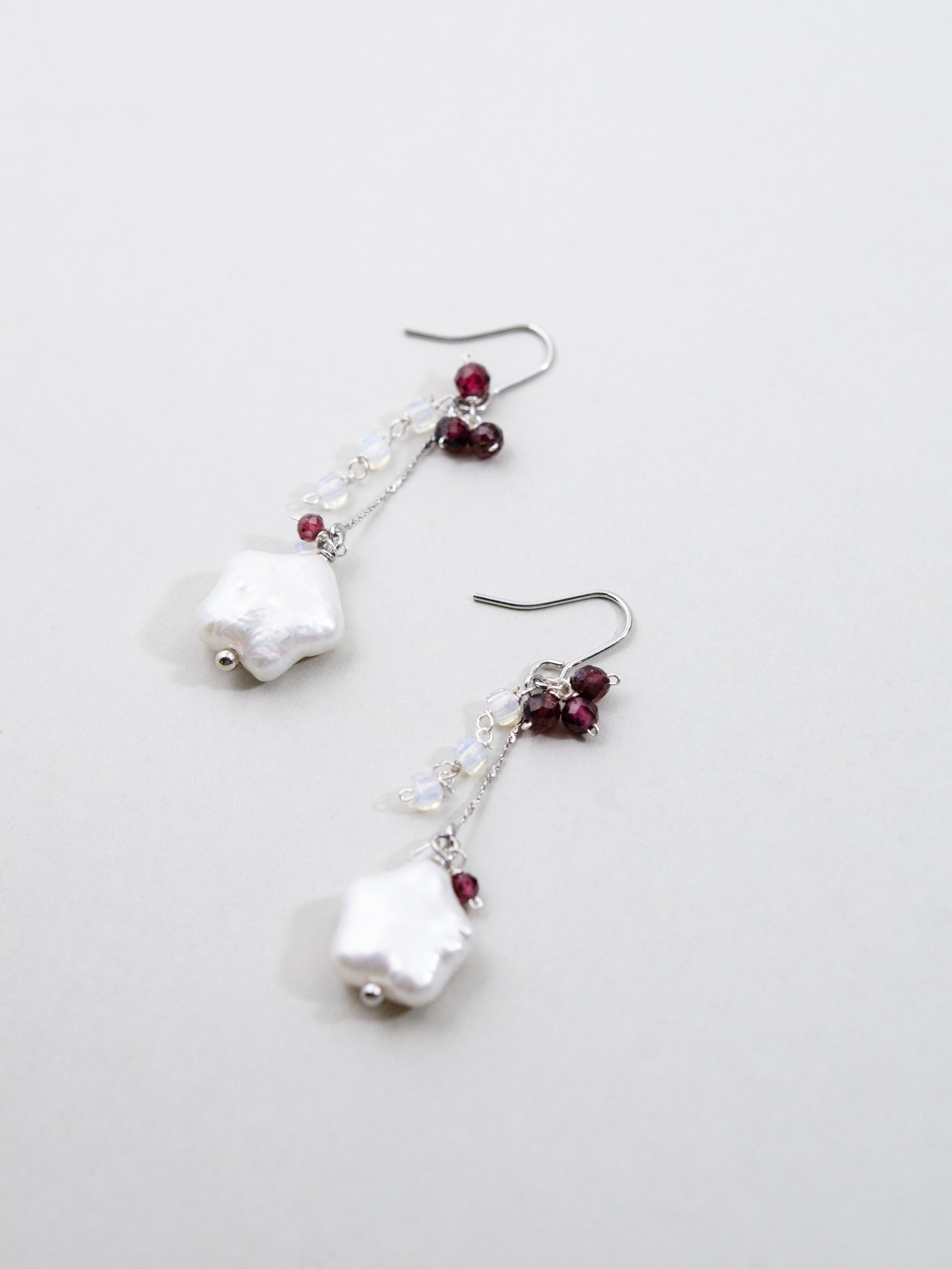 ガーネット & オパール & 星型パール 揺れる ピアス - 【イヤリング