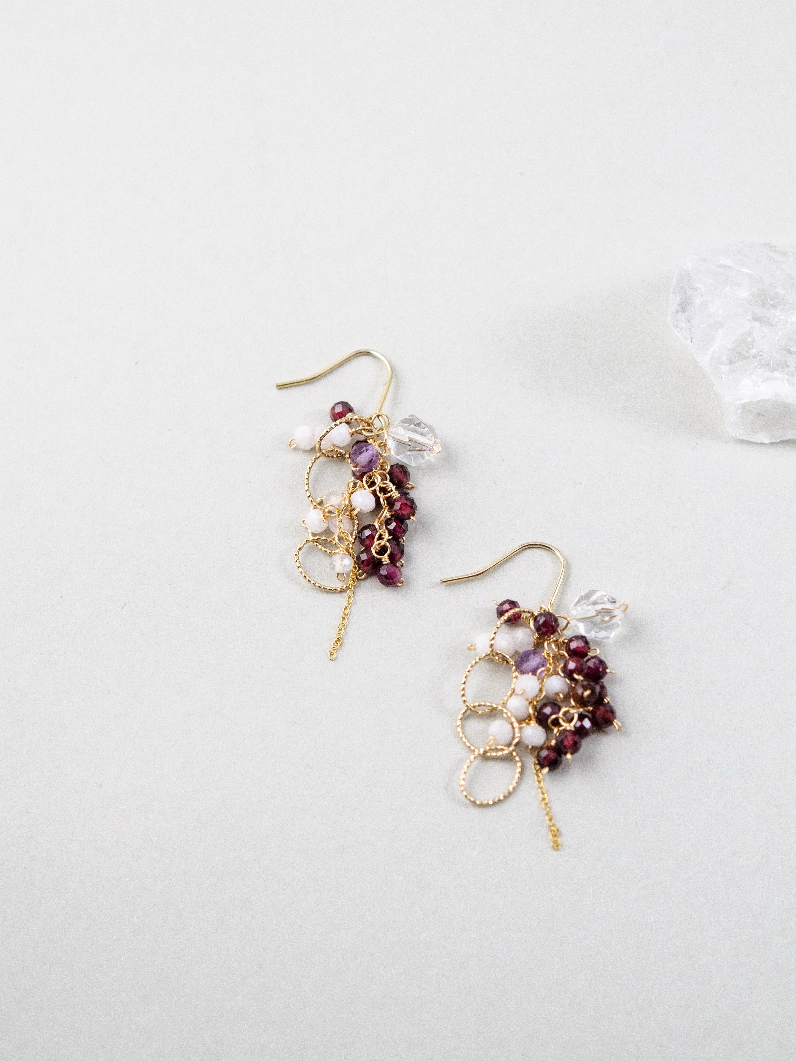 熟れた果実のようなピアス 斜め配置 ガーネットとムーンストーンのクラスター