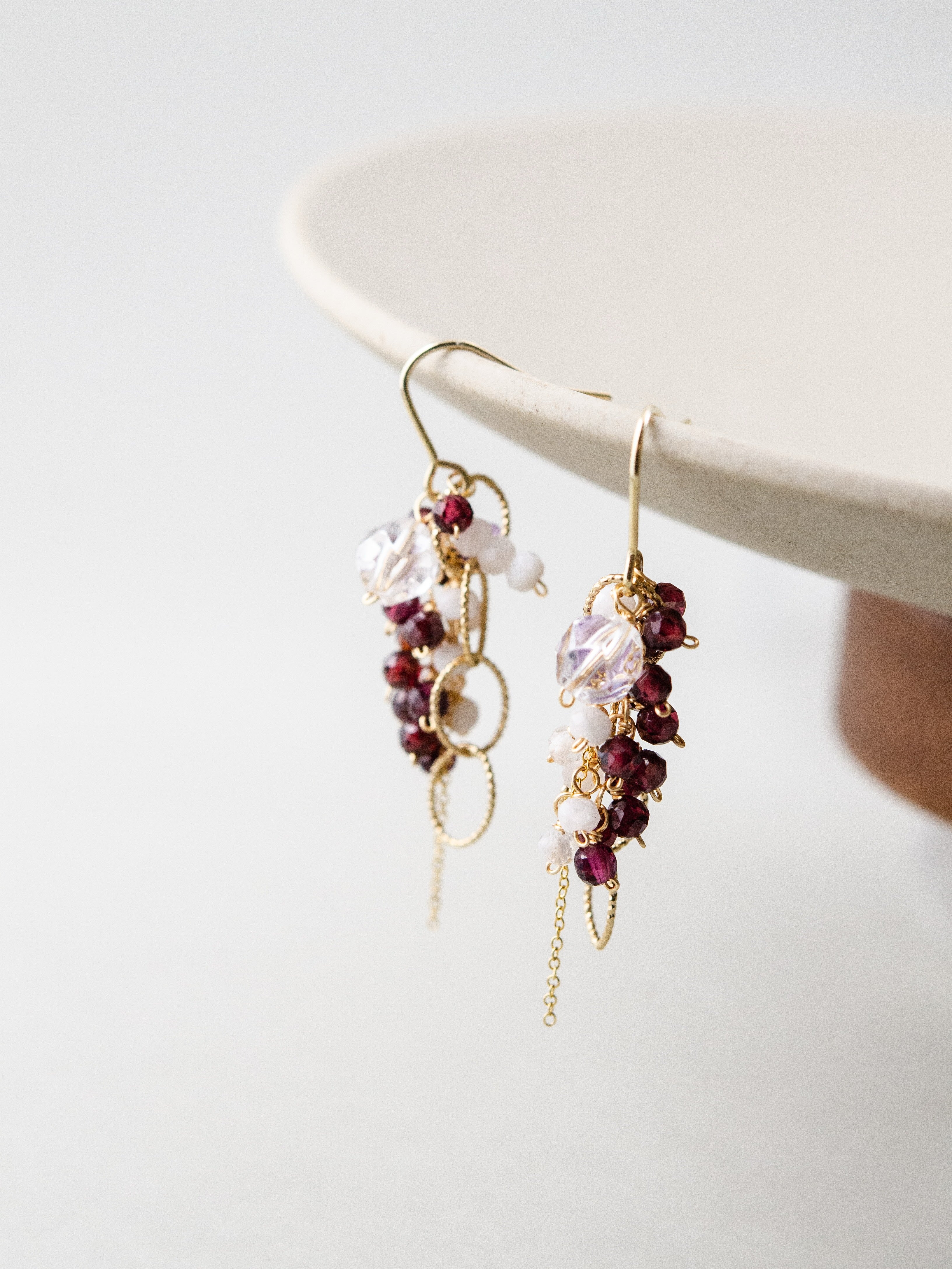 ガーネット ピアス 詳細画像 ロマンチックな月明かりと赤い実のイメージ