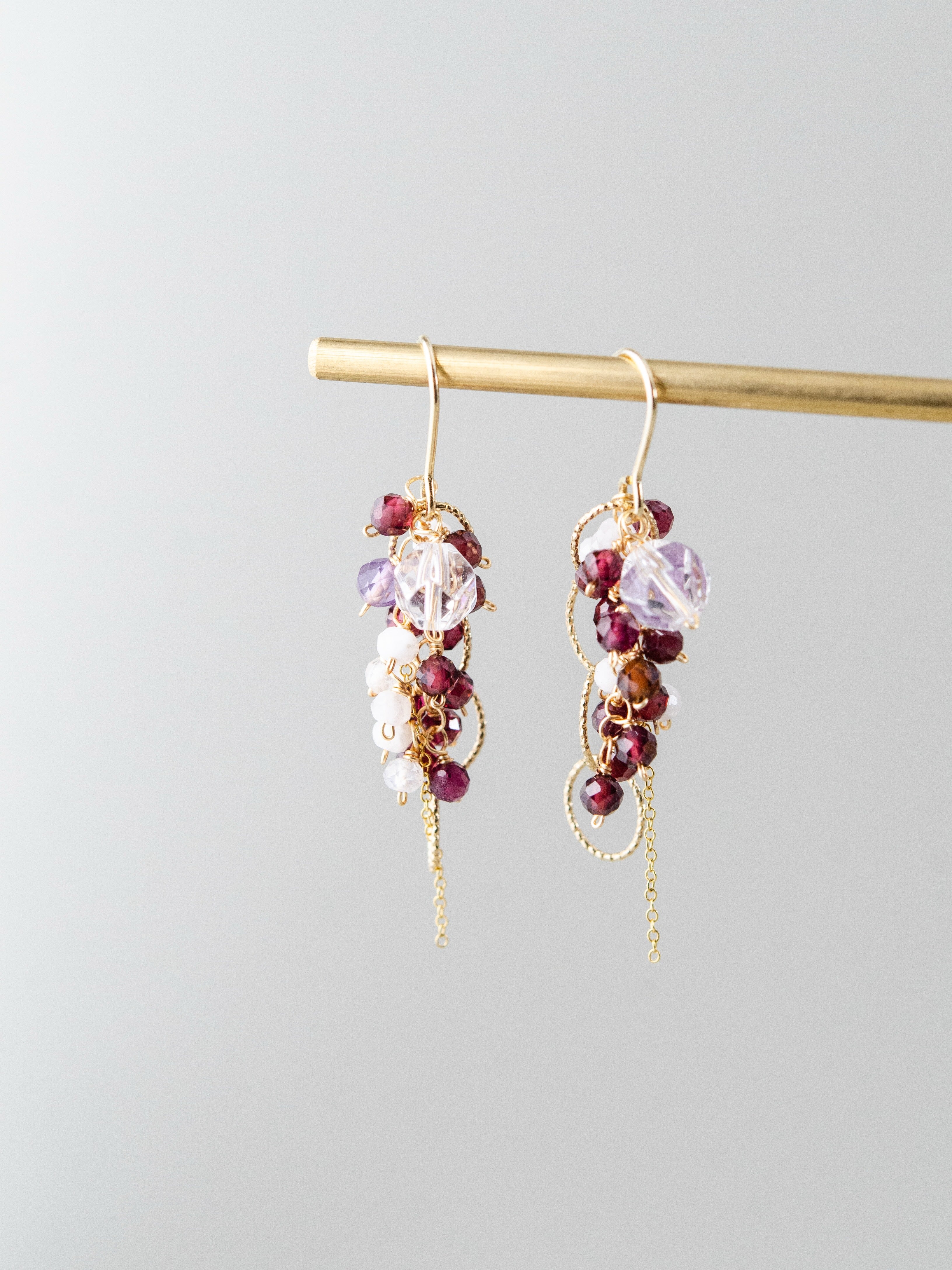 ガーネット & ムーンストーン ピアス 月明かりの赤い実 メイン画像 情熱と癒しの輝き