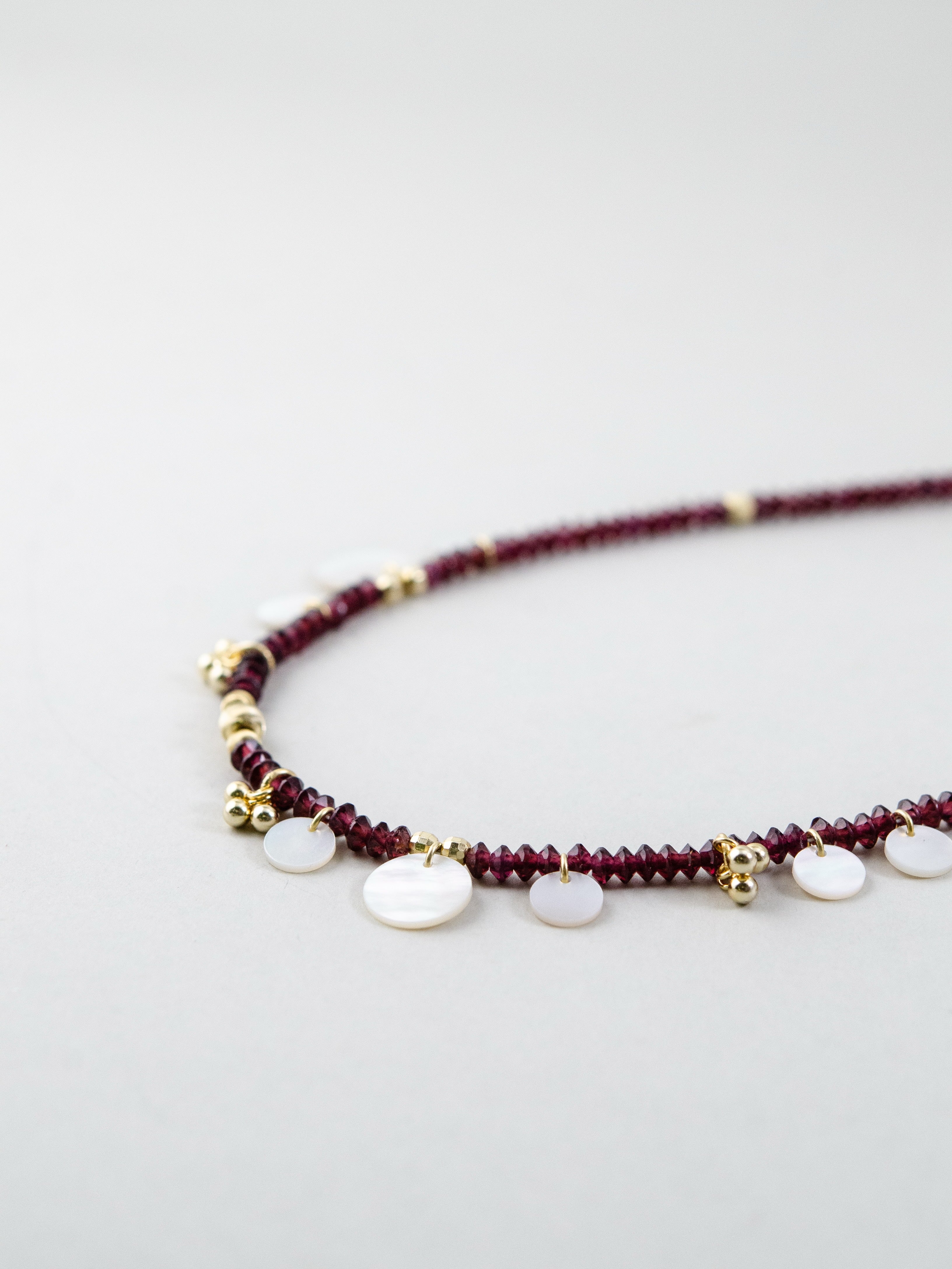 ガーネットの赤と白蝶貝の白 ゴールドパーツのディテール