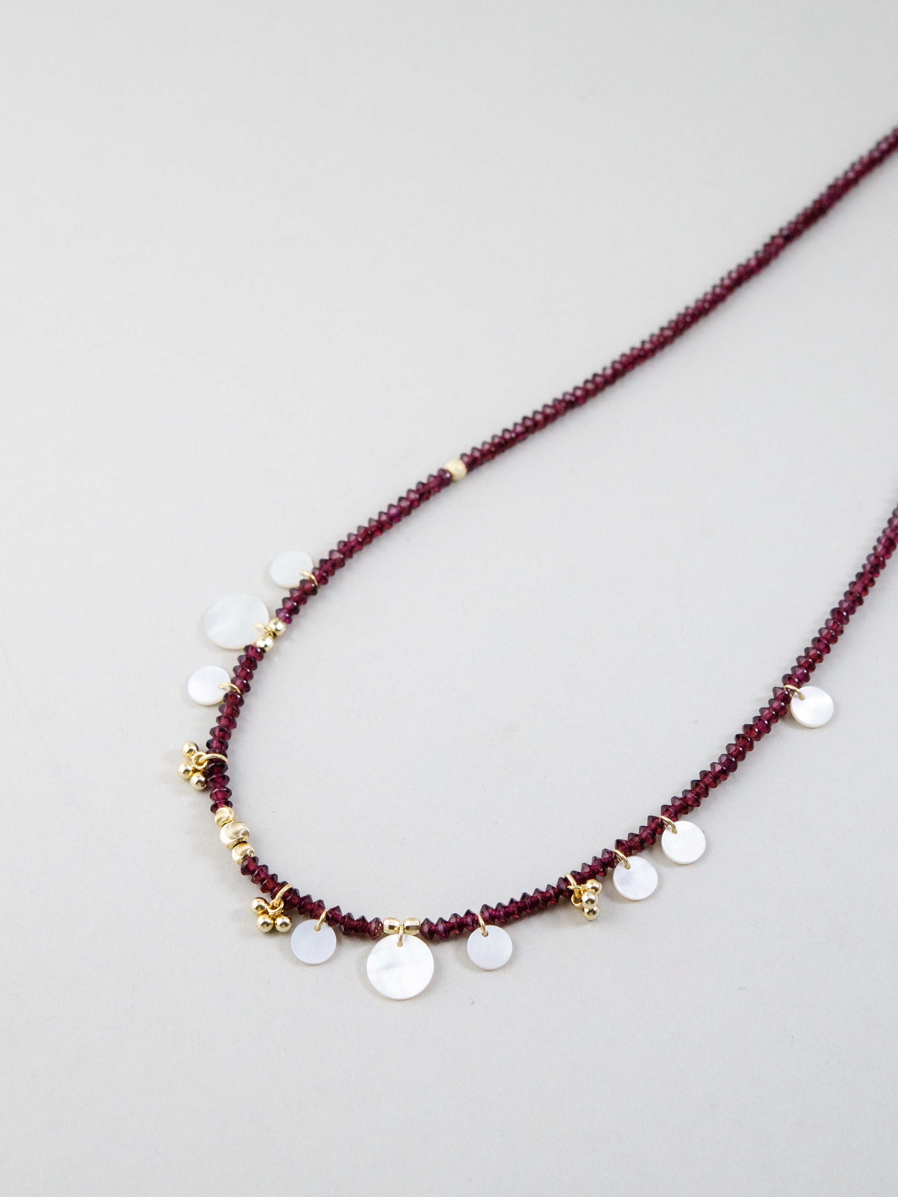 情熱の赤と優しき白 ガーネットネックレス 斜め配置 商品全体