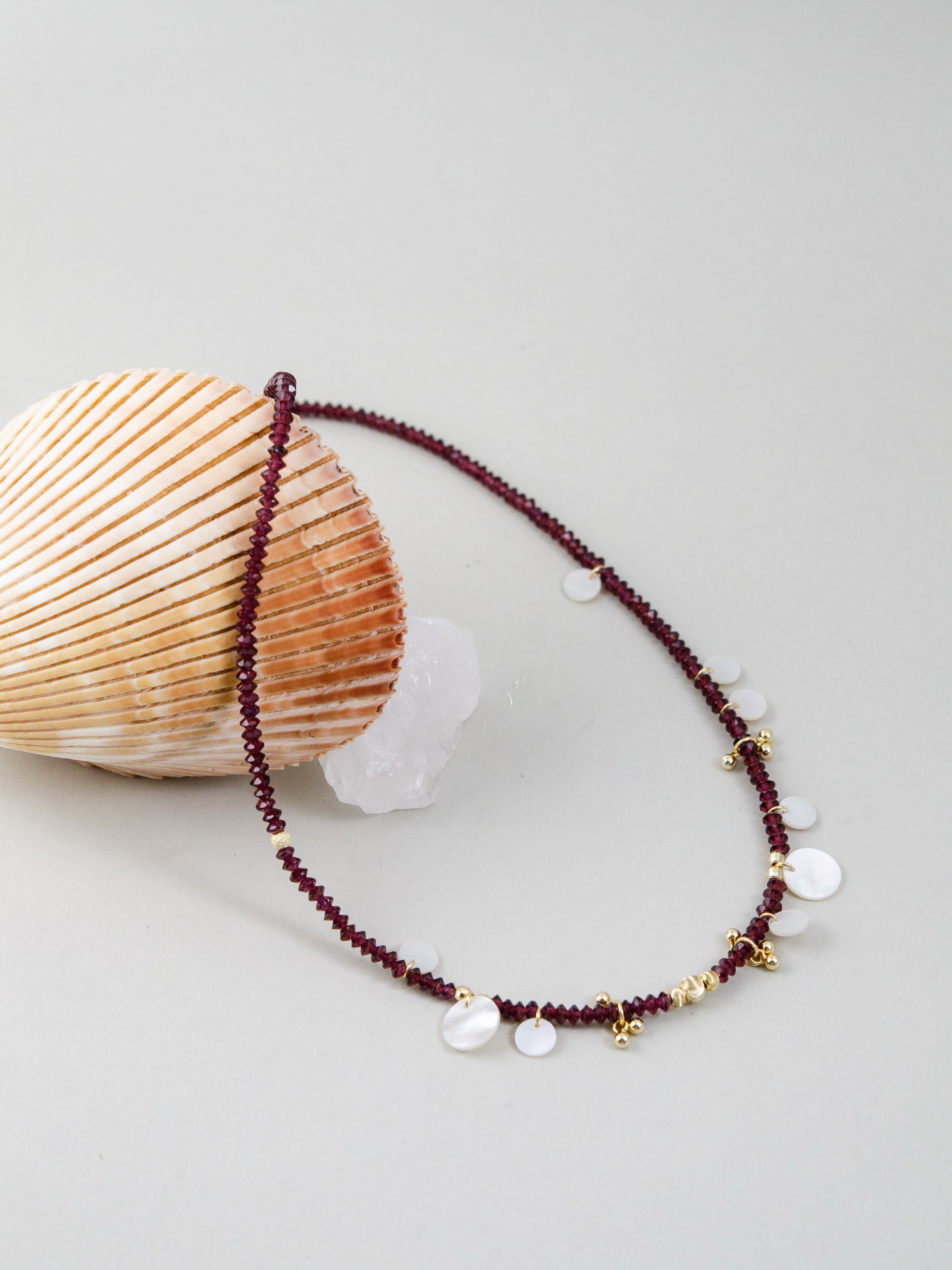 ガーネット & 白蝶貝 ネックレス シェルディスプレイ 全体図