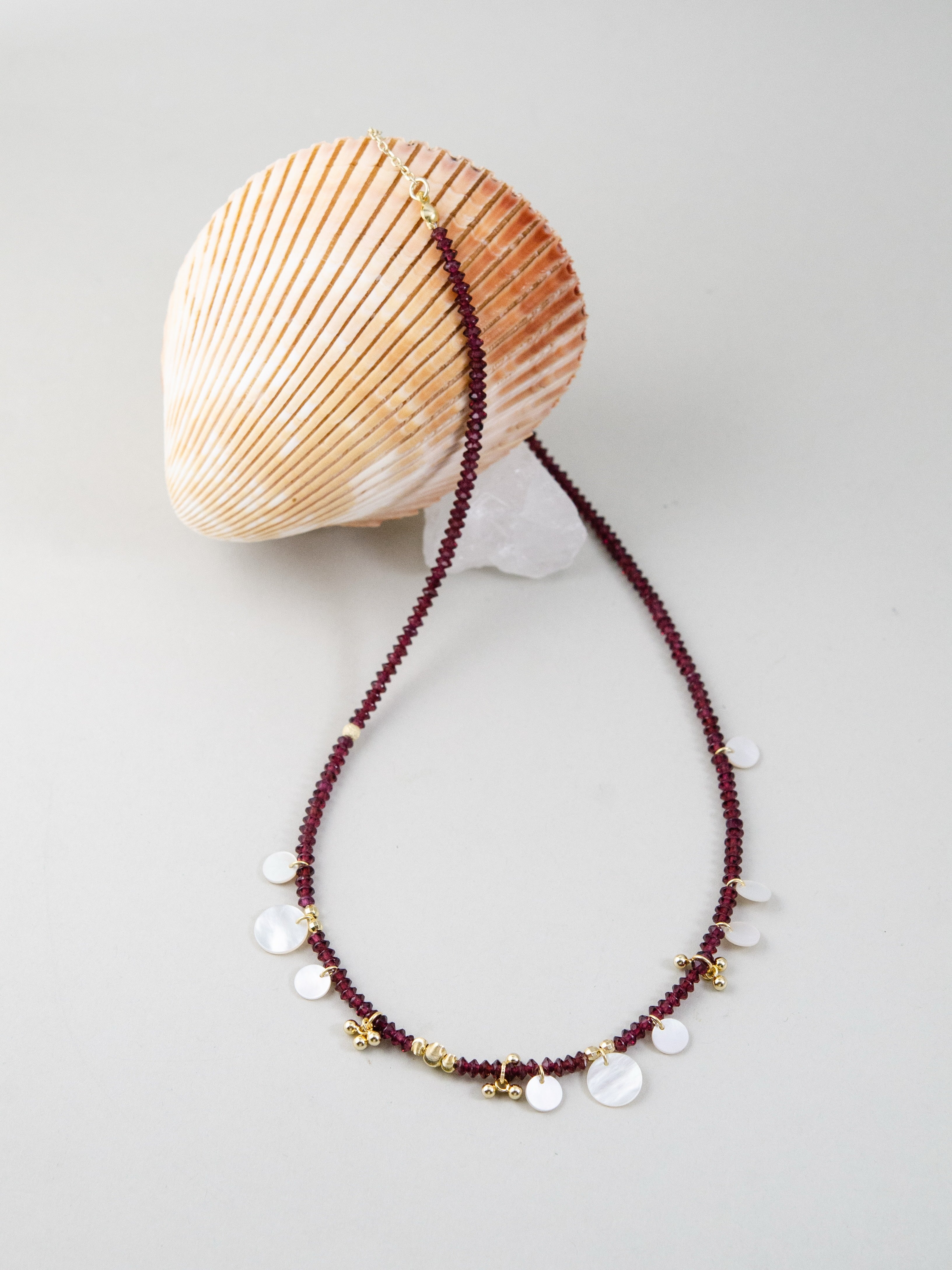 ガーネットと白蝶貝のネックレス 深紅と純白のコントラスト シェルディスプレイ