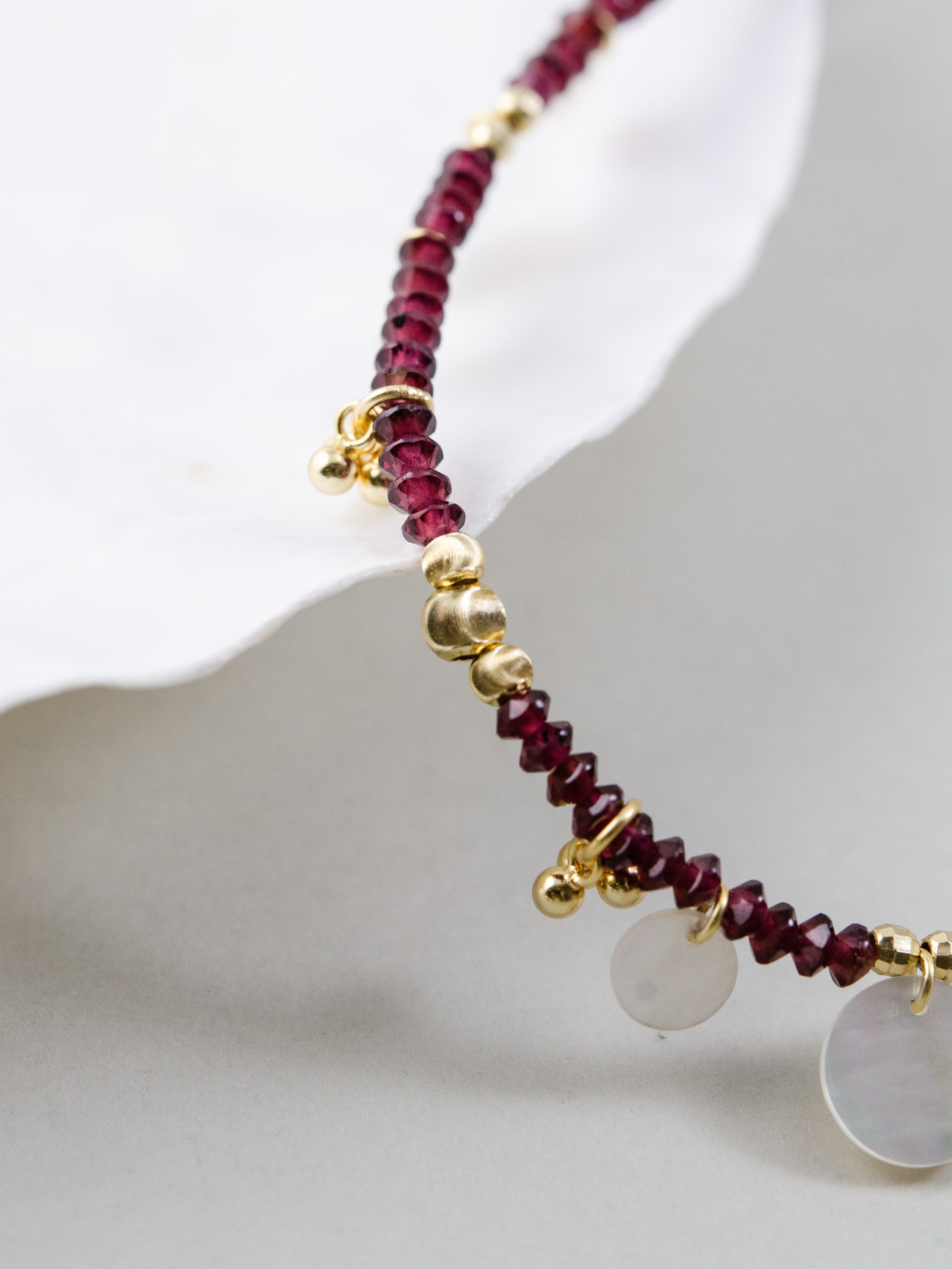 白蝶貝とガーネットの組み合わせ シェルを使ったディスプレイ詳細