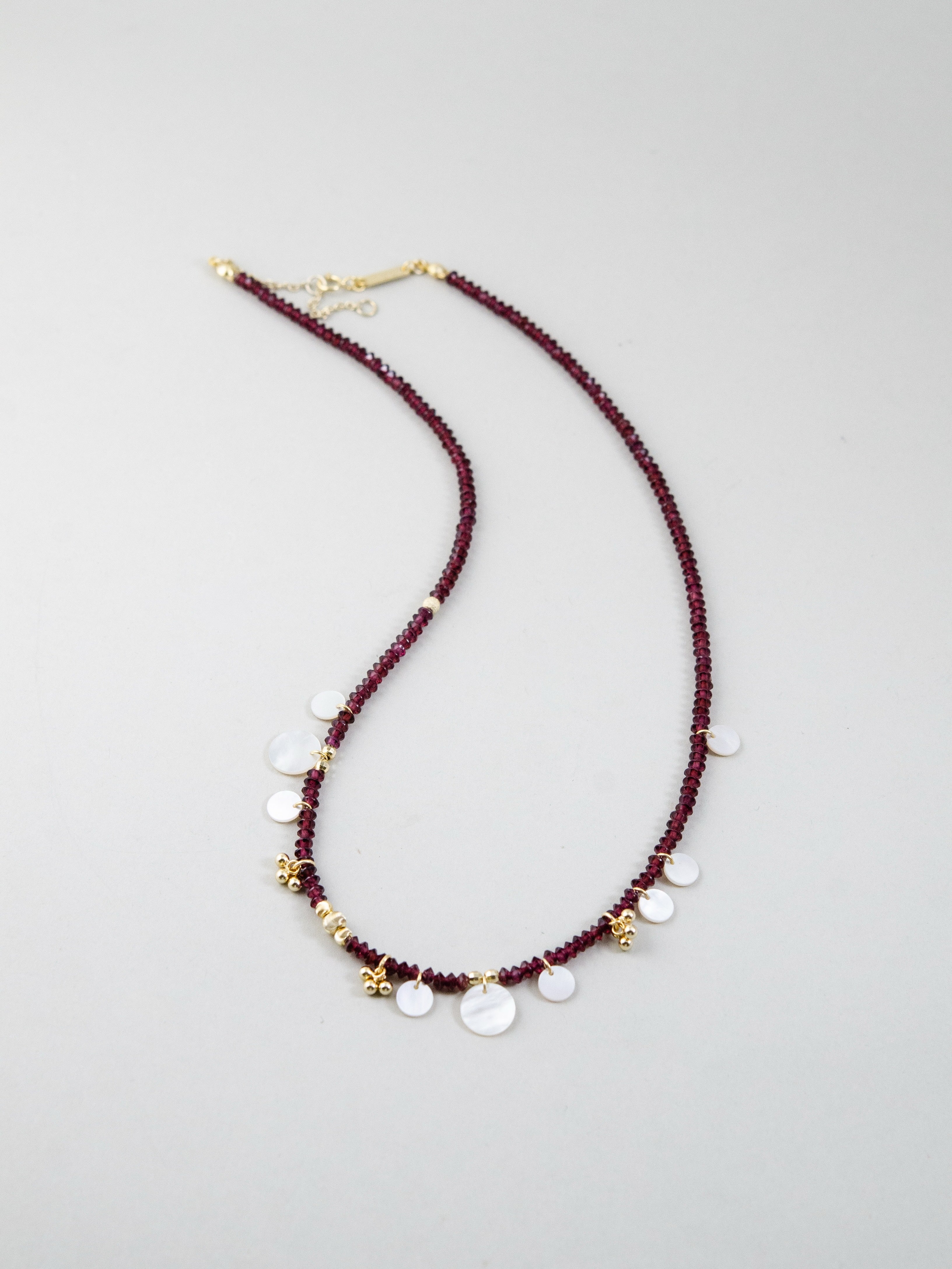 ガーネットと白蝶貝のネックレス S字カーブ配置 動きのある構図