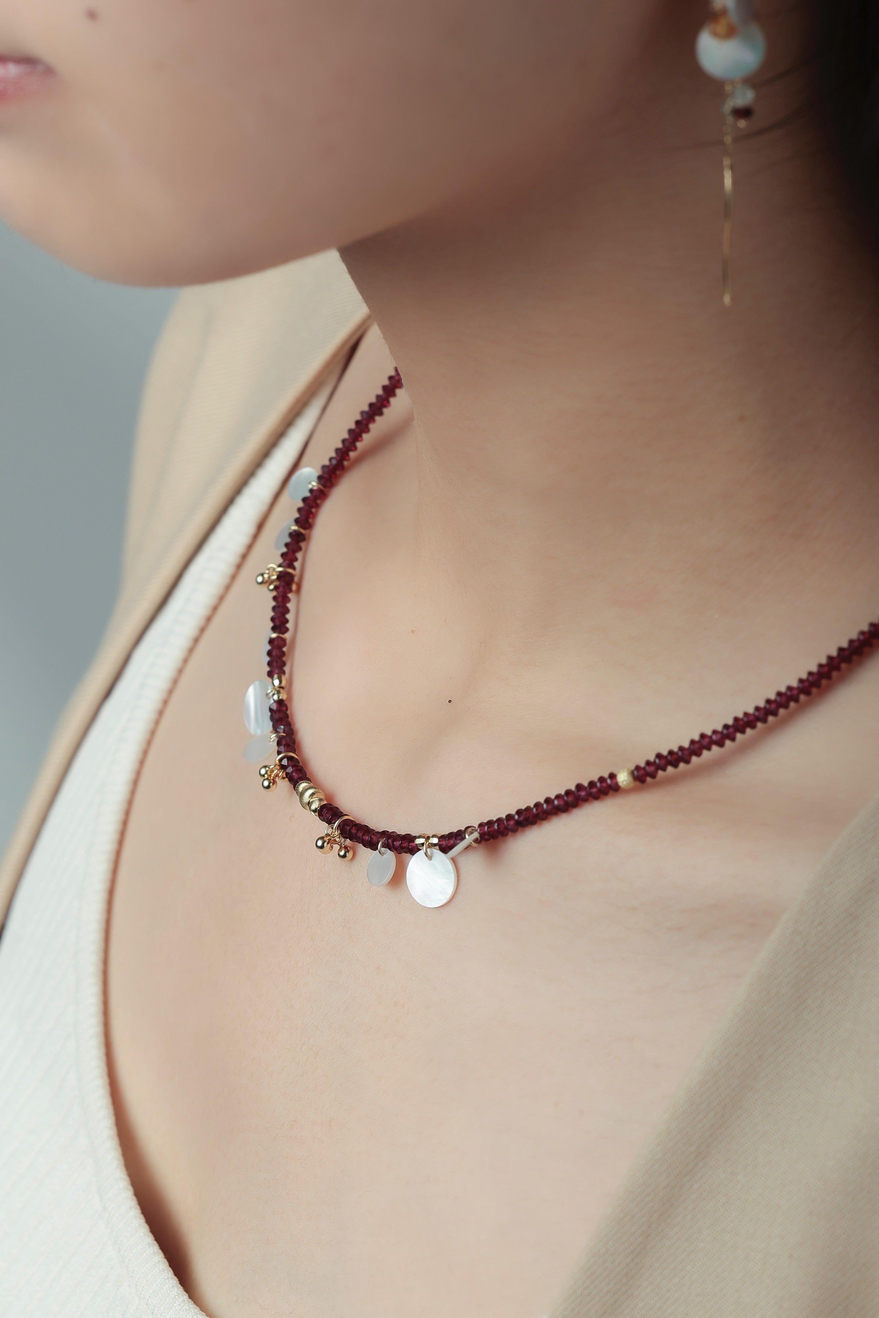 ガーネットネックレス着用 ベージュジャケット 大人カジュアルコーデ