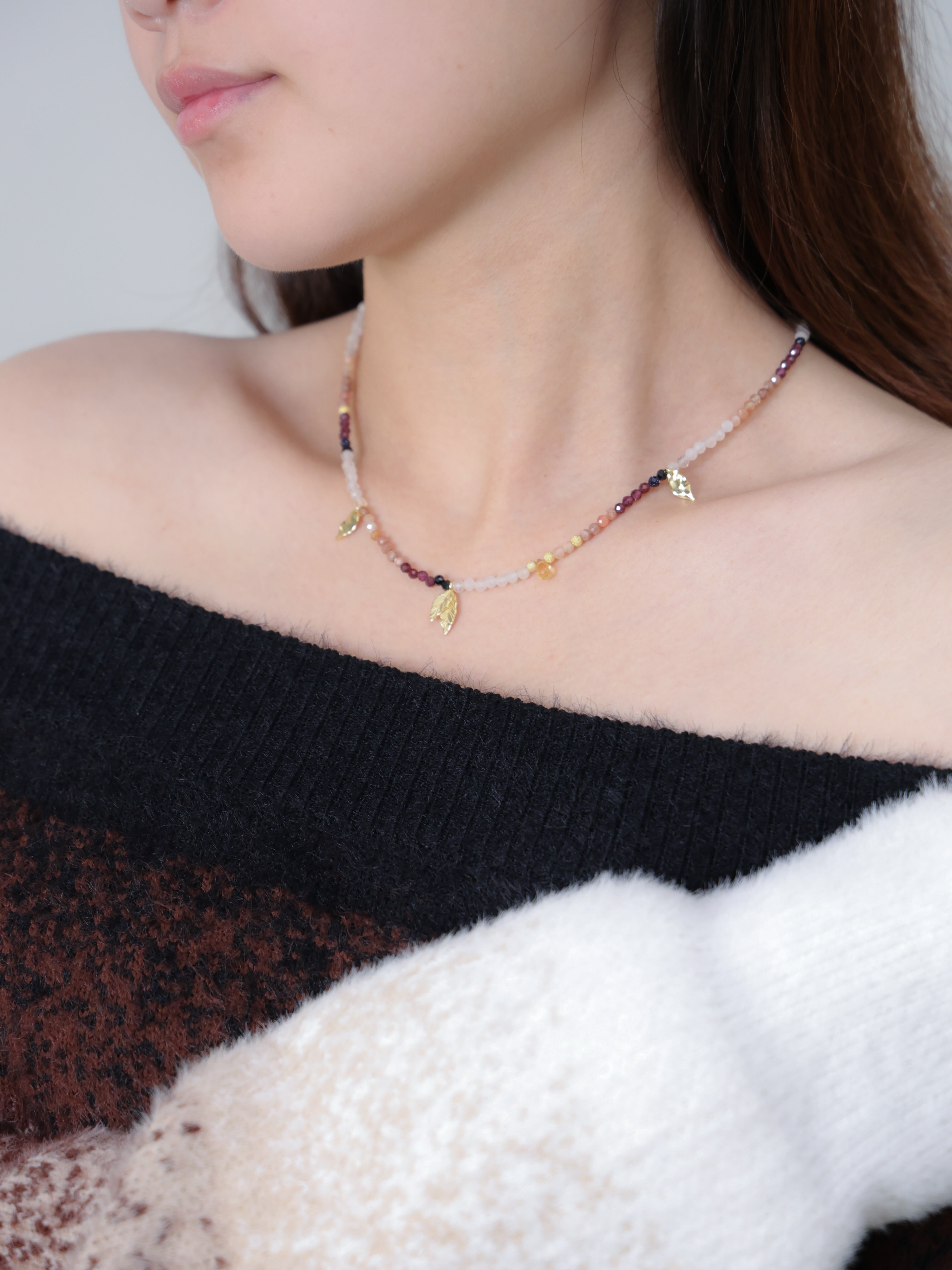 ガーネット ネックレス着用 黒ニットコーデ 茜色の夕暮れのようなグラデーション