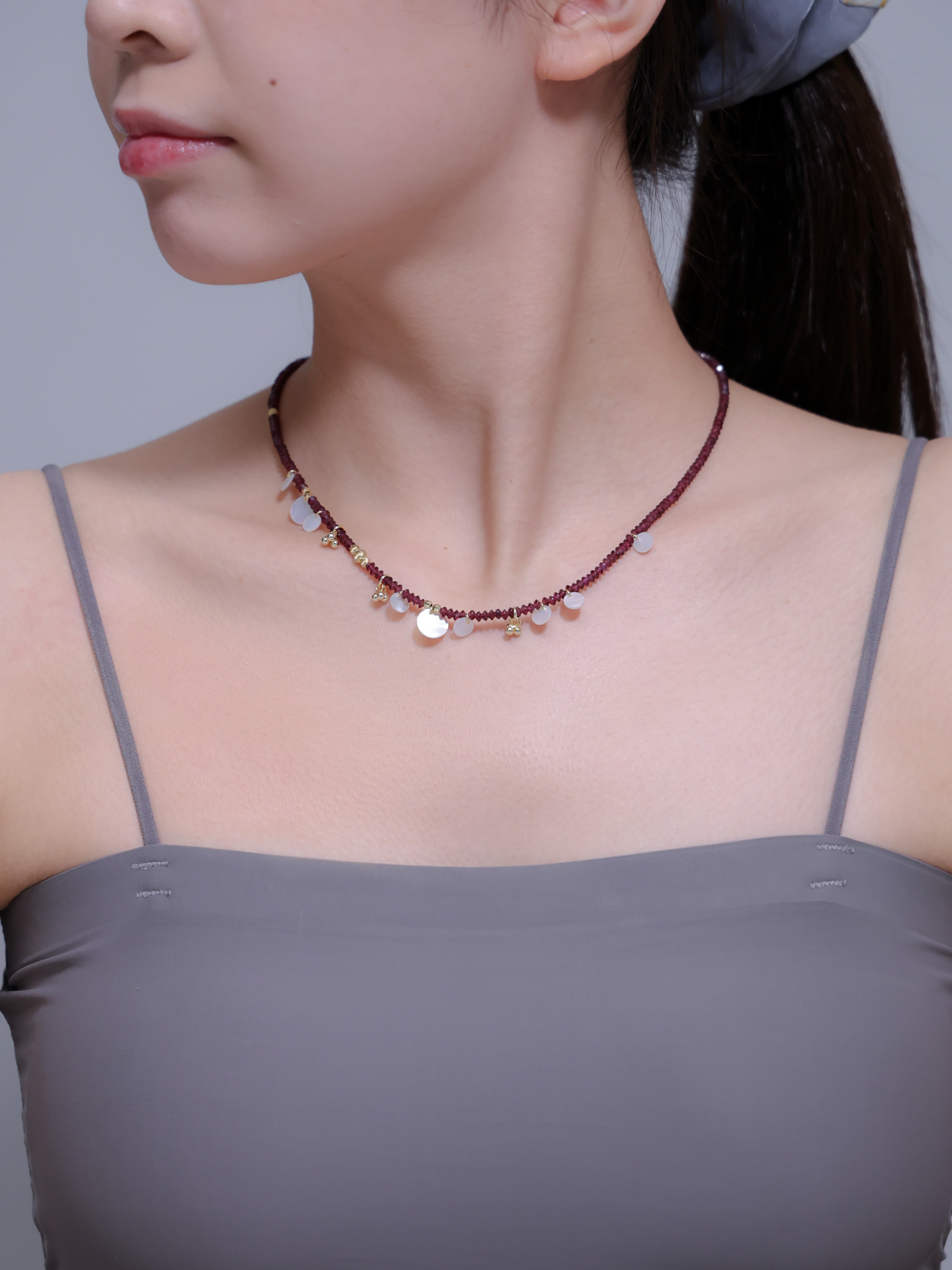 ガーネットネックレス着用 正面 デコルテを彩る天然石
