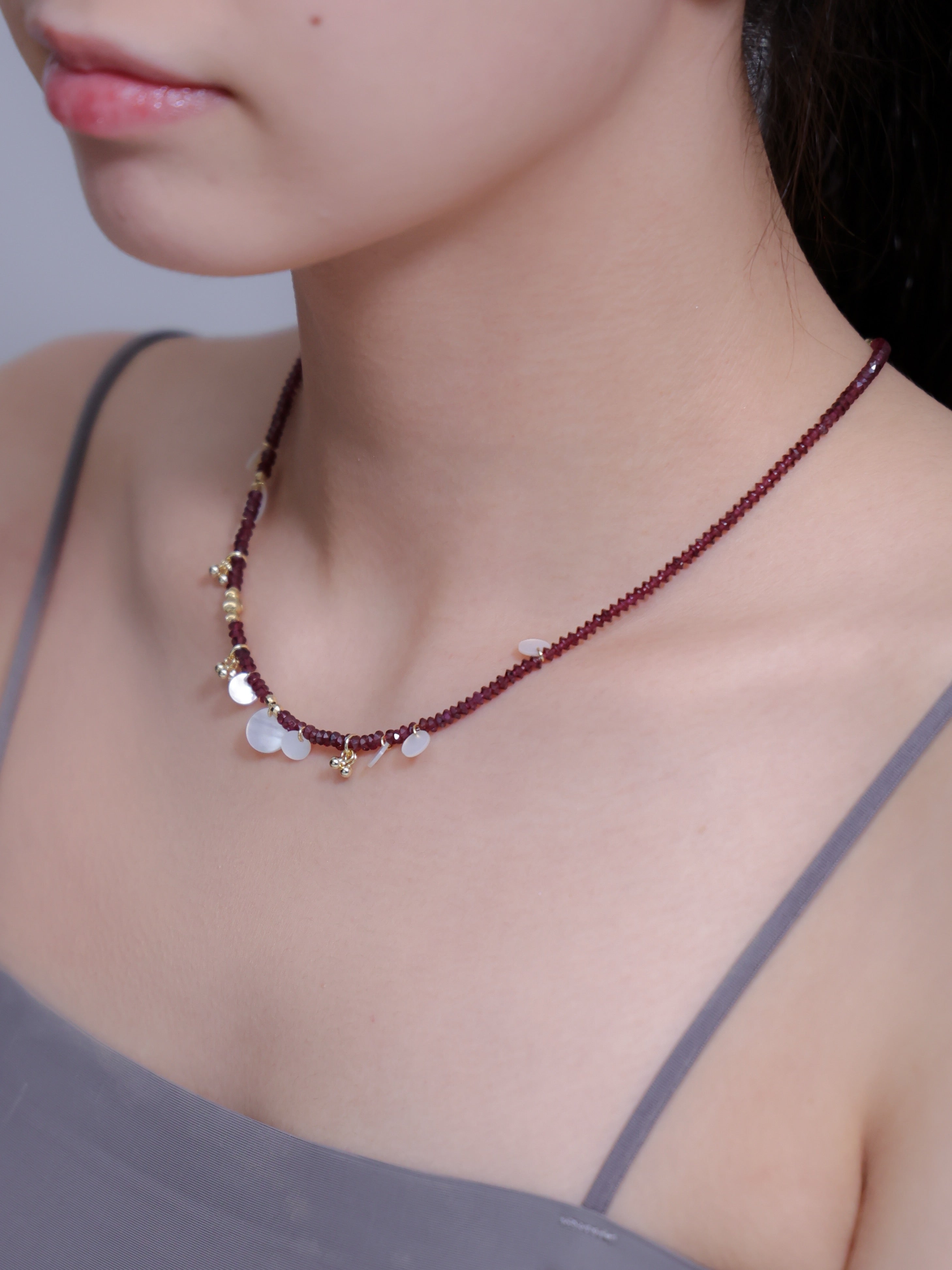 1月誕生石 ガーネットネックレス着用 グレーの服に映える赤