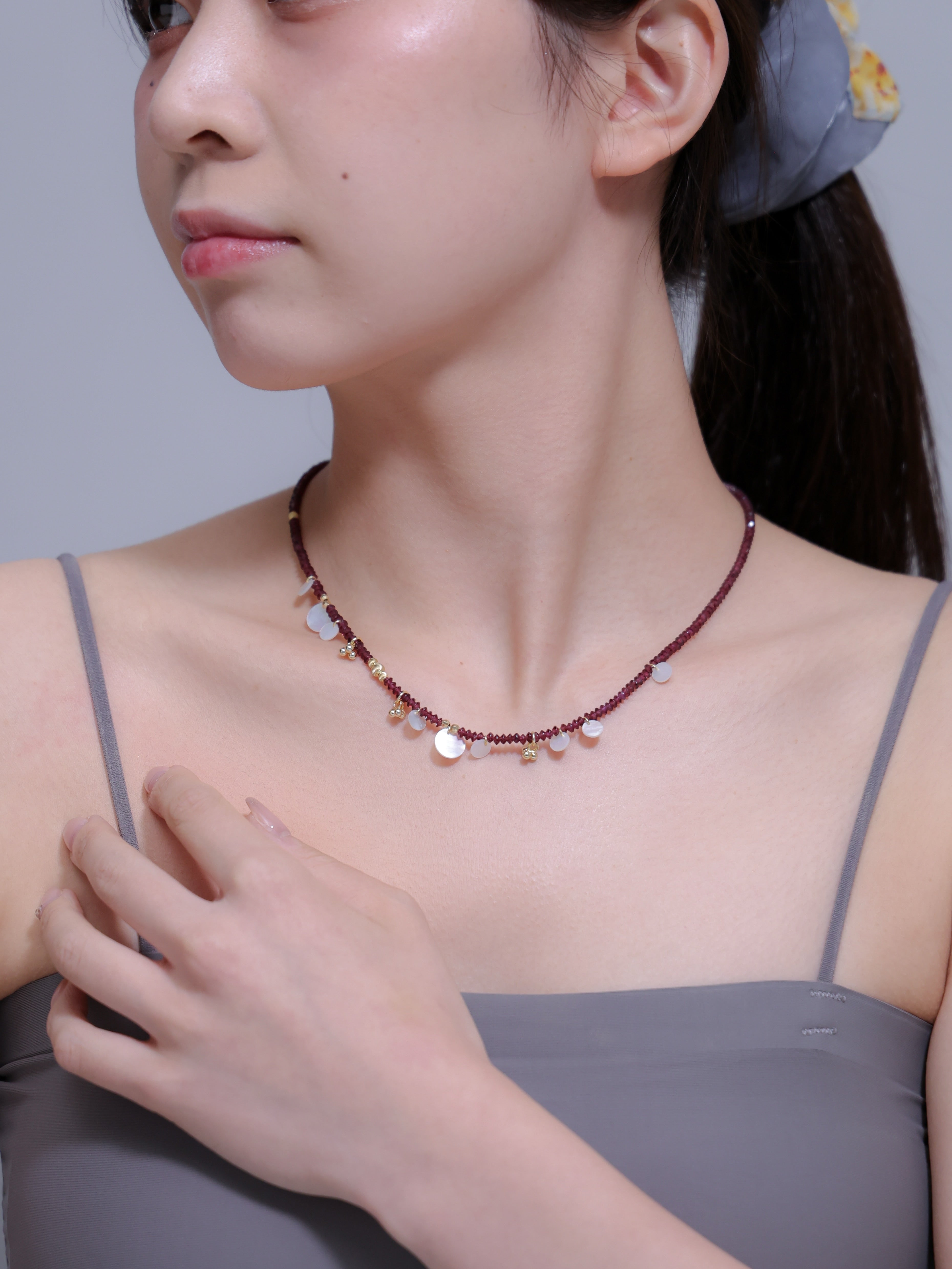 ガーネットネックレス着用 胸元に手を添えたポーズ ギフトイメージ