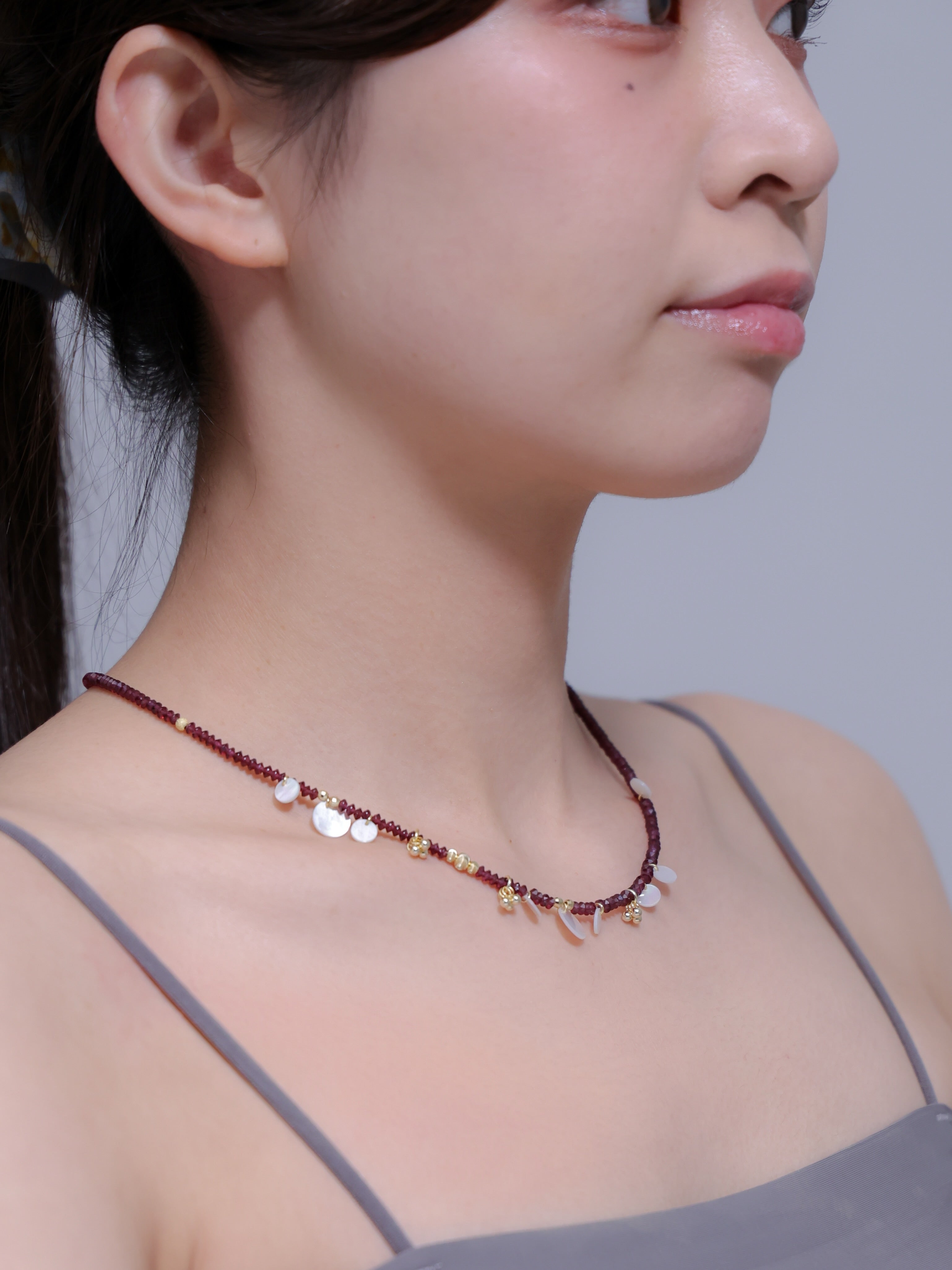 ガーネットネックレス着用 横顔 エレガントな雰囲気