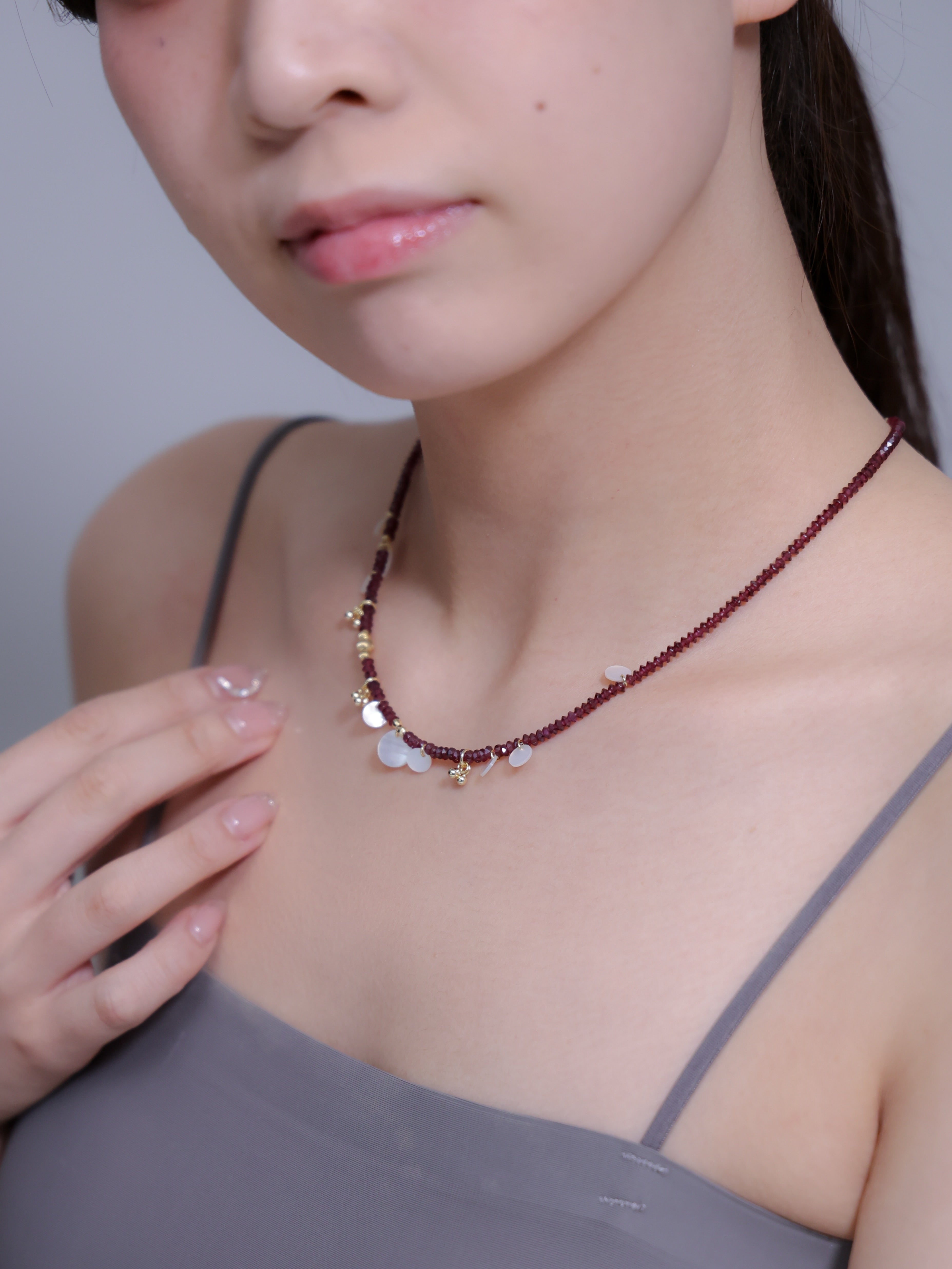 ガーネットネックレス着用 手で触れるポーズ 上品なアクセント