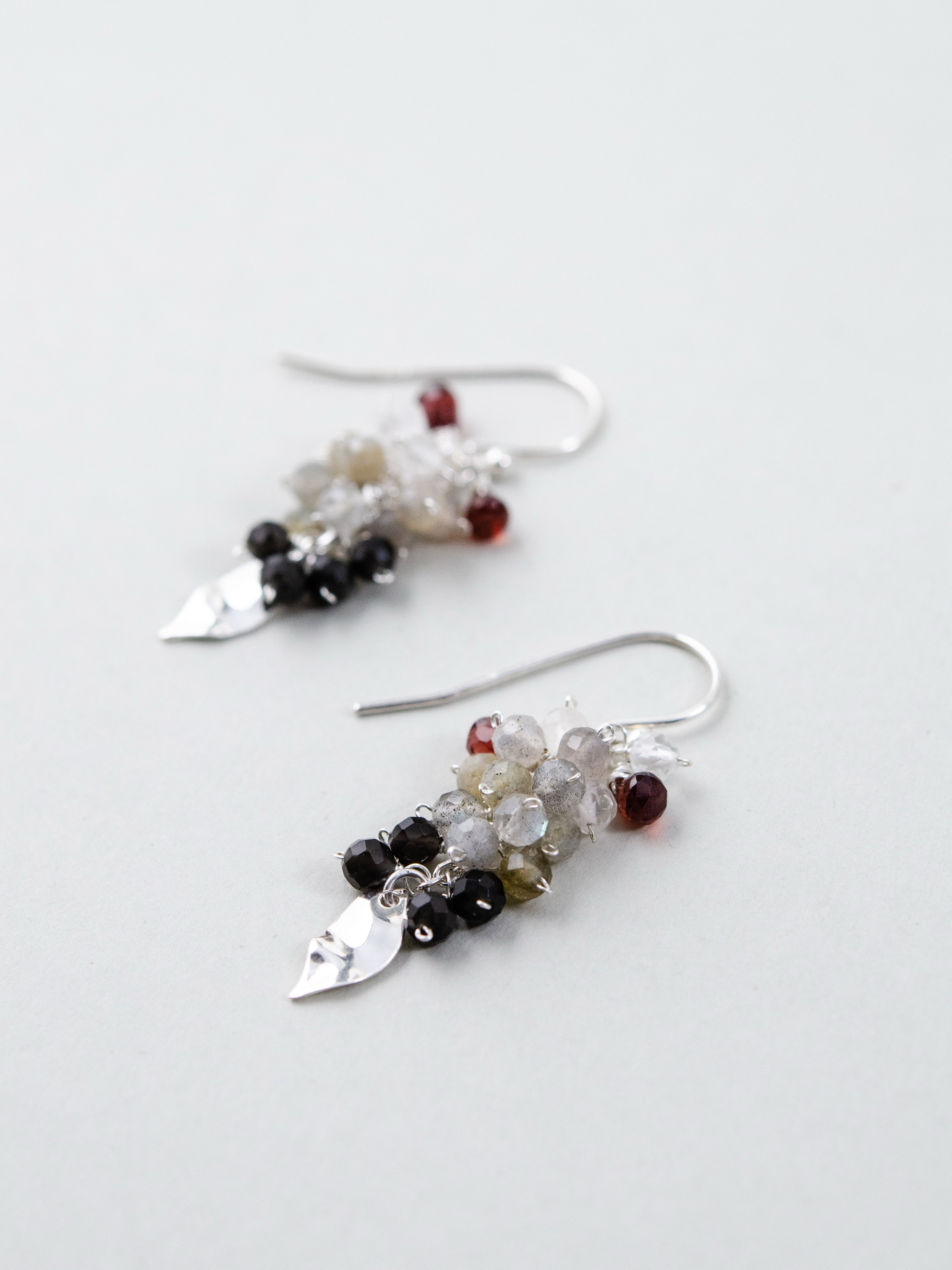 ガーネット ピアス 平置き 詳細画像 シルバーのリーフチャームと天然石の房