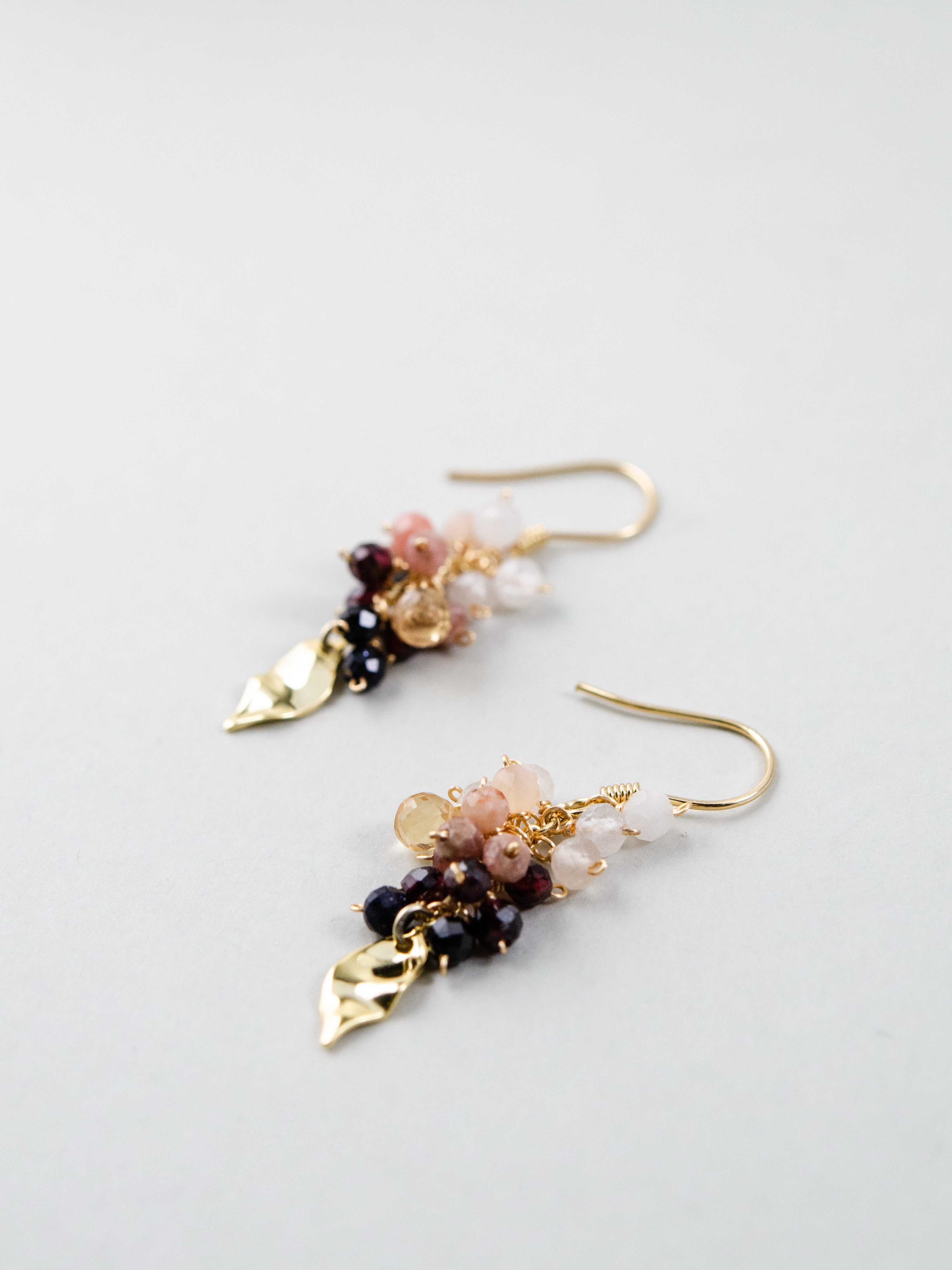 天然石ピアス 平置き ガーネットとオブシディアン 金のリーフチャーム詳細