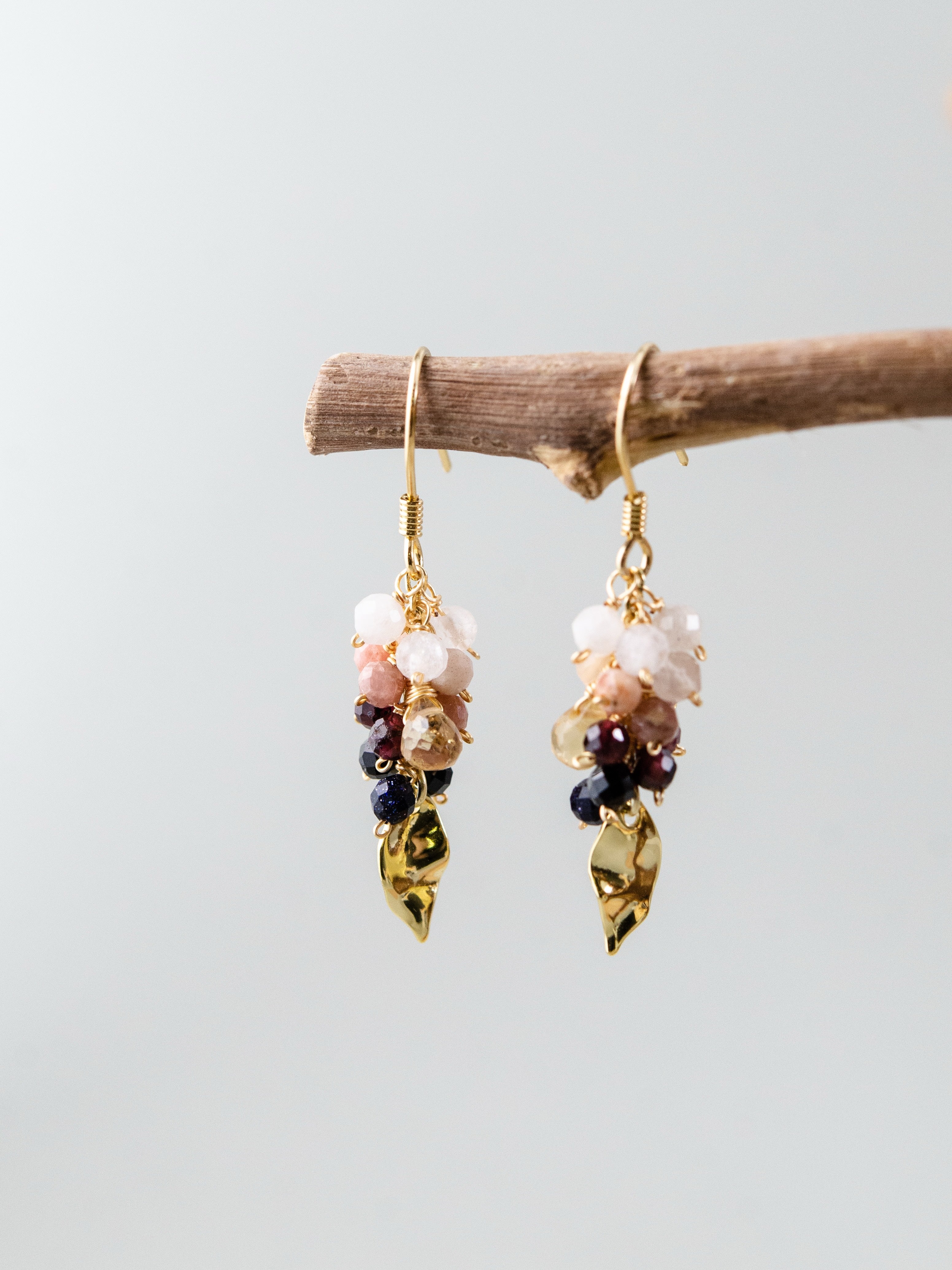 ガーネット & オブシディアン ピアス 晩秋の木の実 メイン画像 深紅と陽だまりのコントラスト K14GP