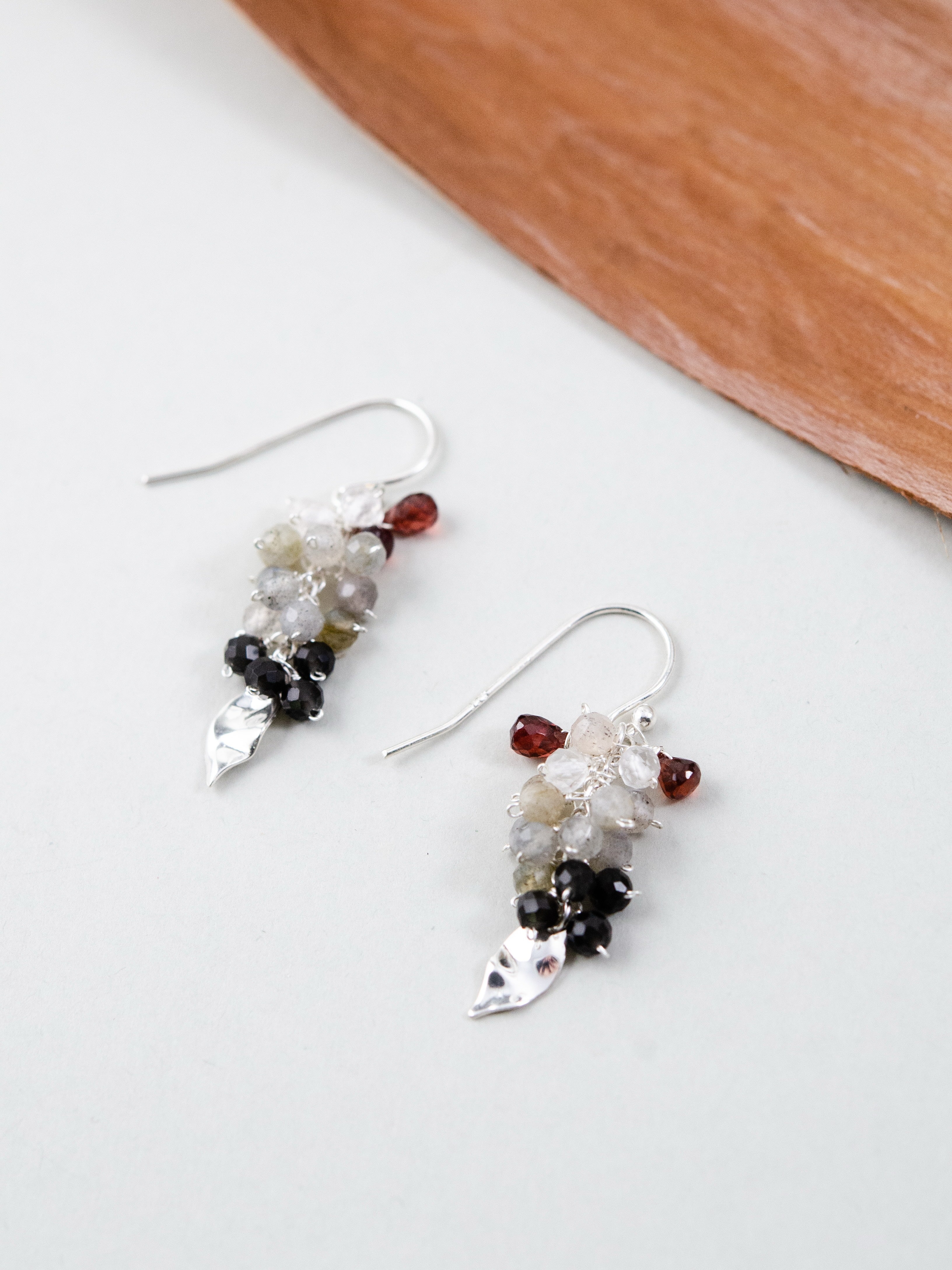 ガーネット オブシディアン ピアス スタイリング 木製トレイとシックな色彩