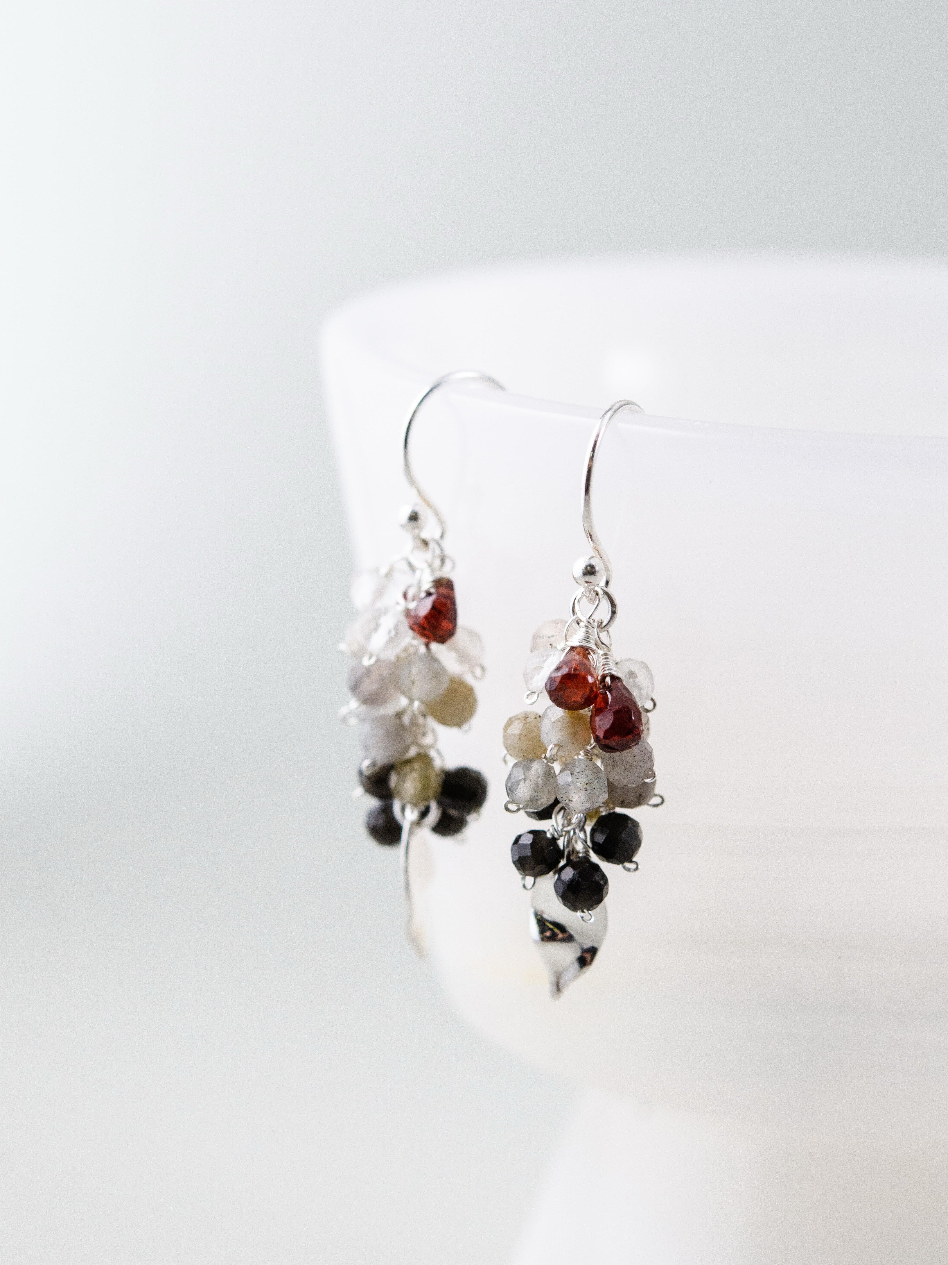 ガーネット & オブシディアン ピアス 冬の木漏れ日 メイン画像 深紅と黒のコントラスト SV925