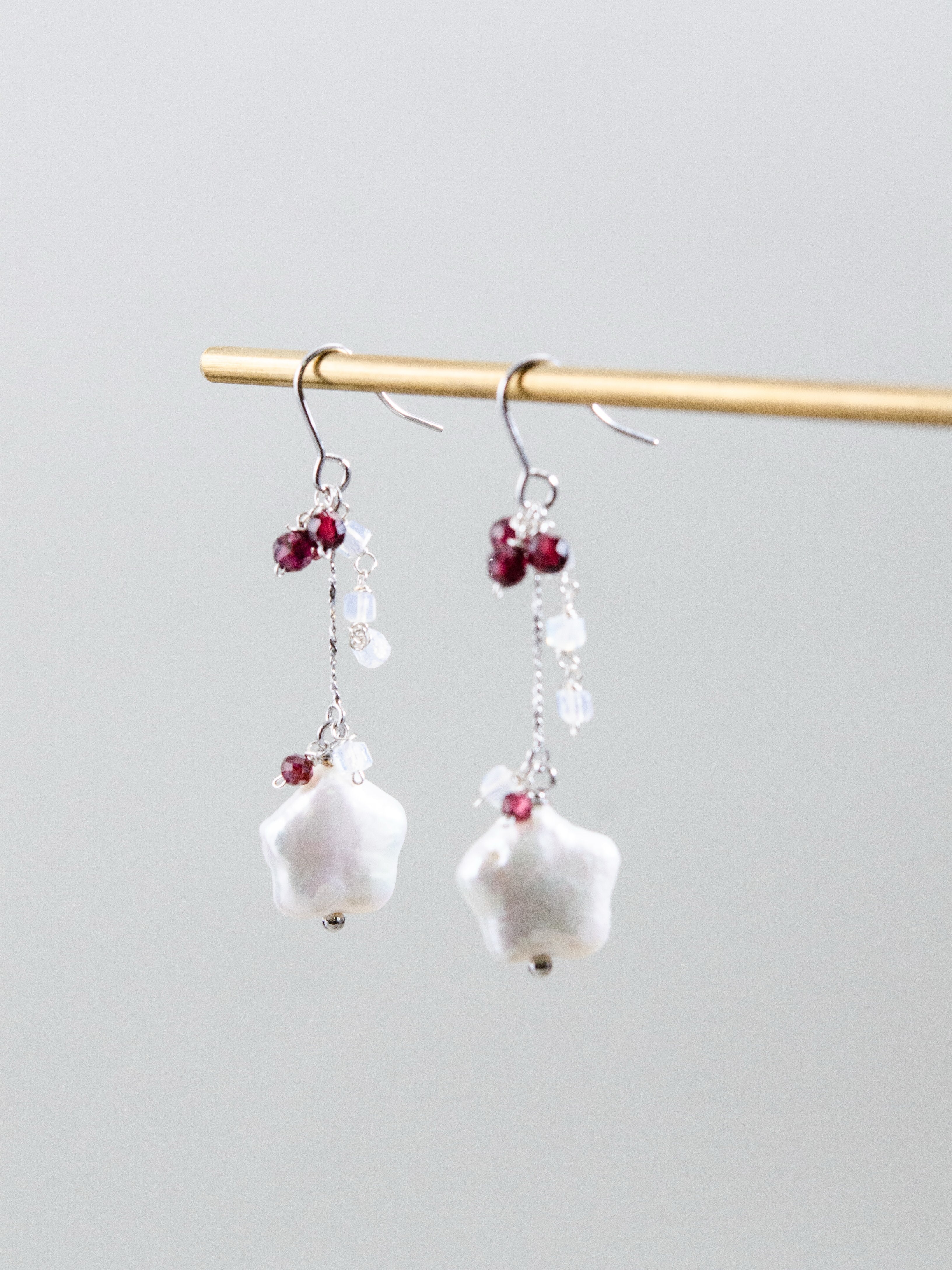 ガーネット & オパール & 星型パール 揺れる ピアス 大人可愛い深紅 1月・10月誕生石