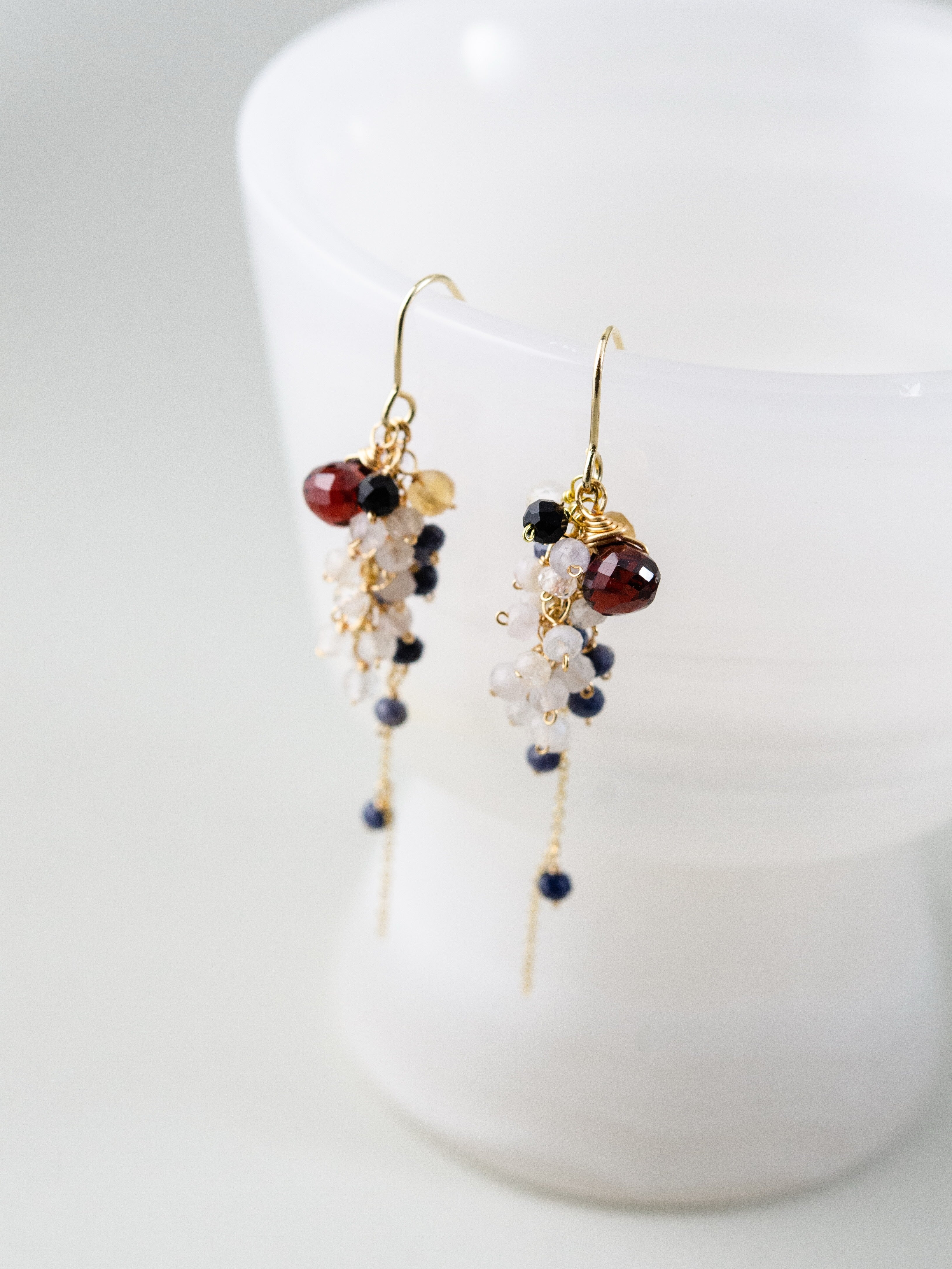 ガーネット & サファイア 揺れる ピアス - 【イヤリング変更可】深みの