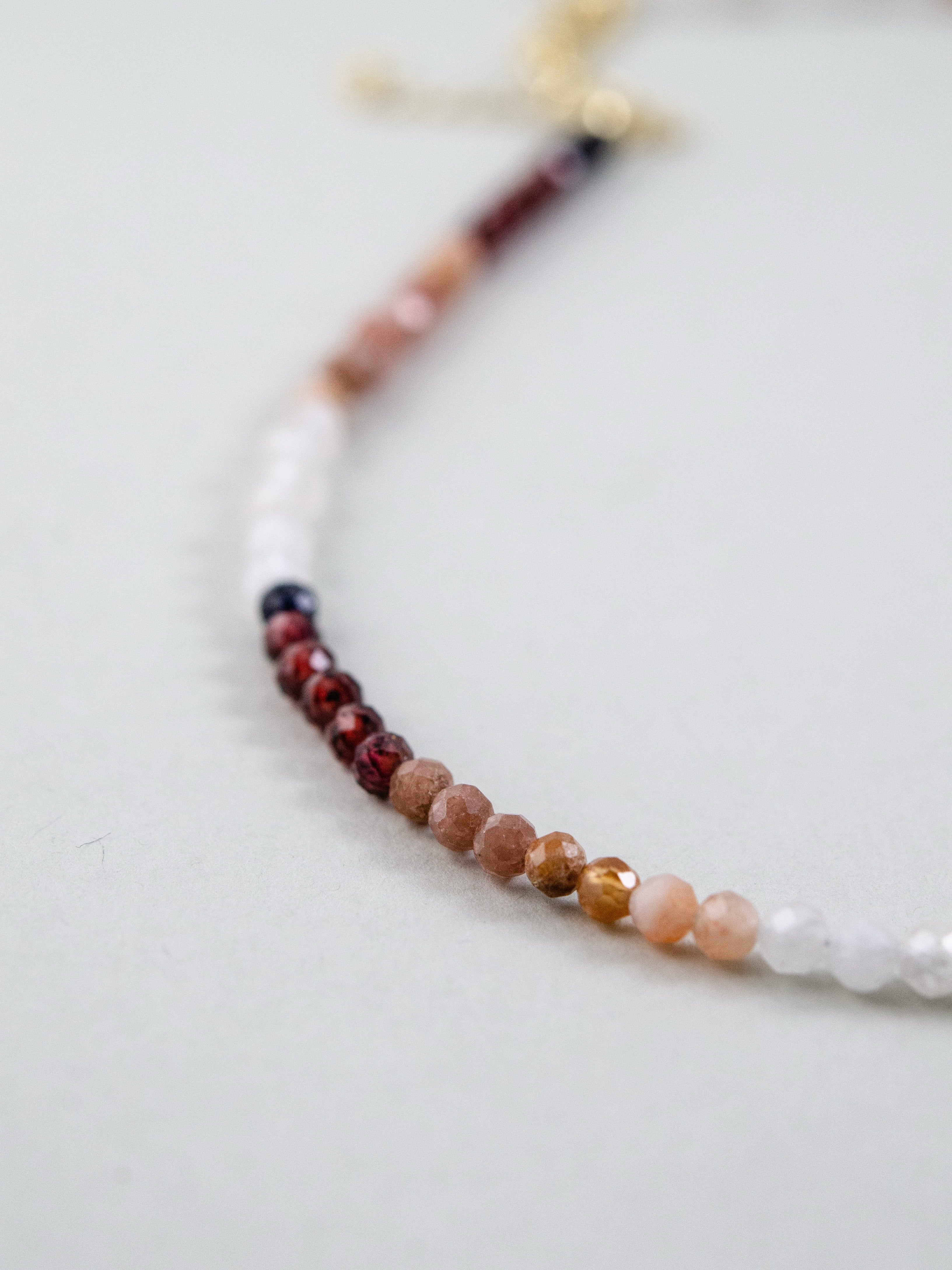 ビーズ詳細画像 赤から白へのグラデーション ガーネットとムーンストーン