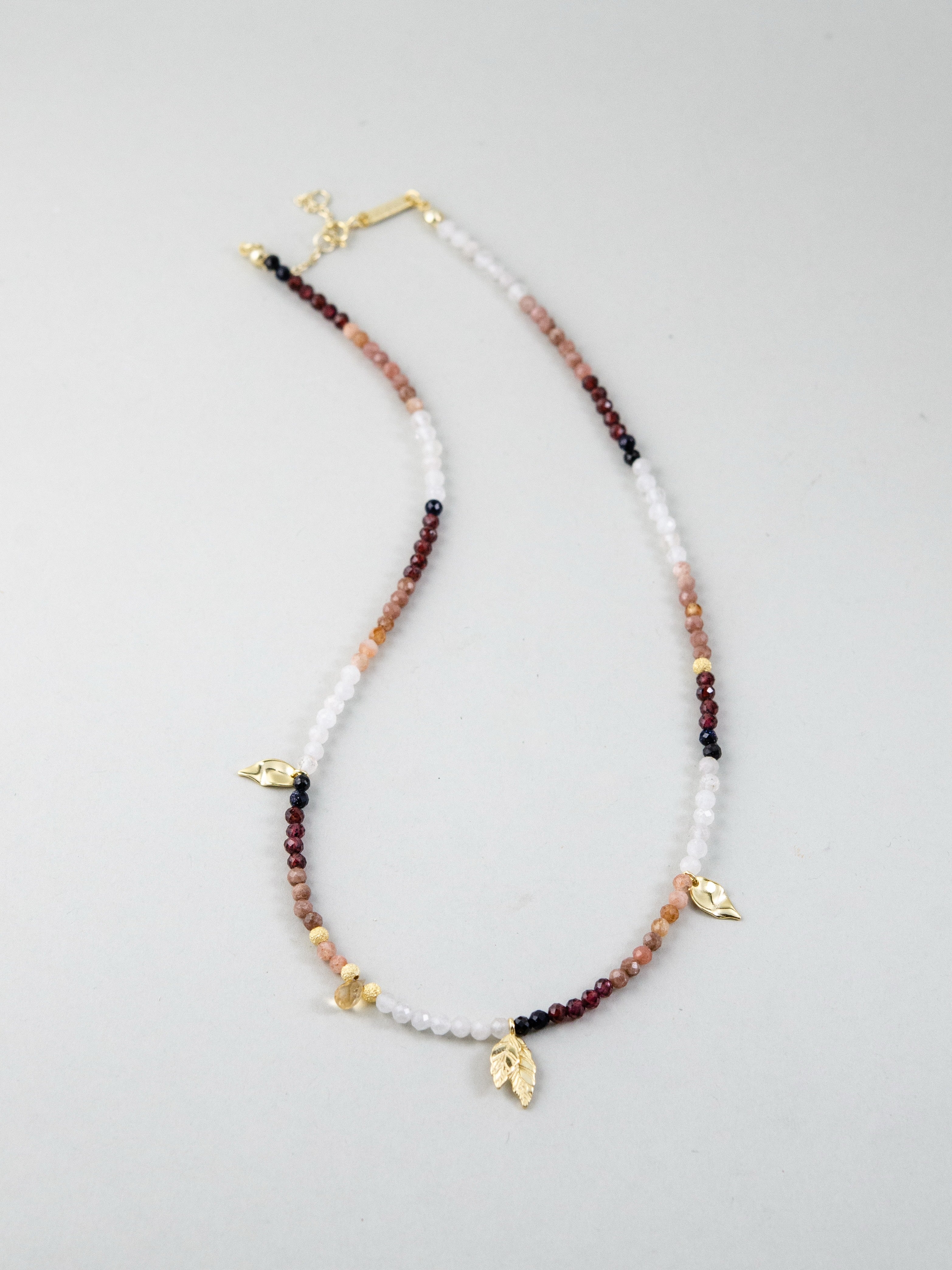 ムーンストーン ガーネット ネックレス 曲線配置 デザイン詳細