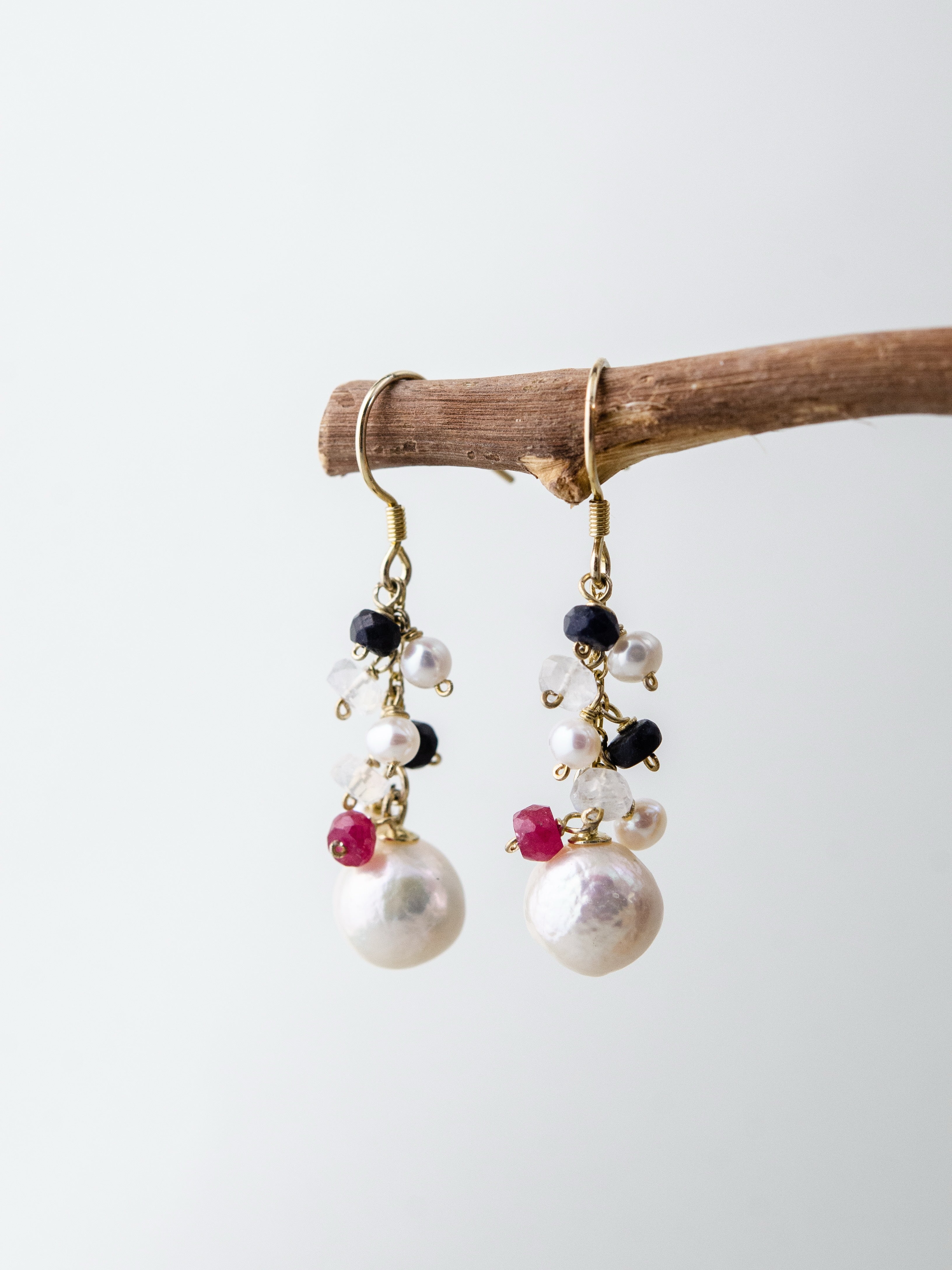 宝石箱のようなピアス ディスプレイ 赤と青の天然石が揺れるデザイン