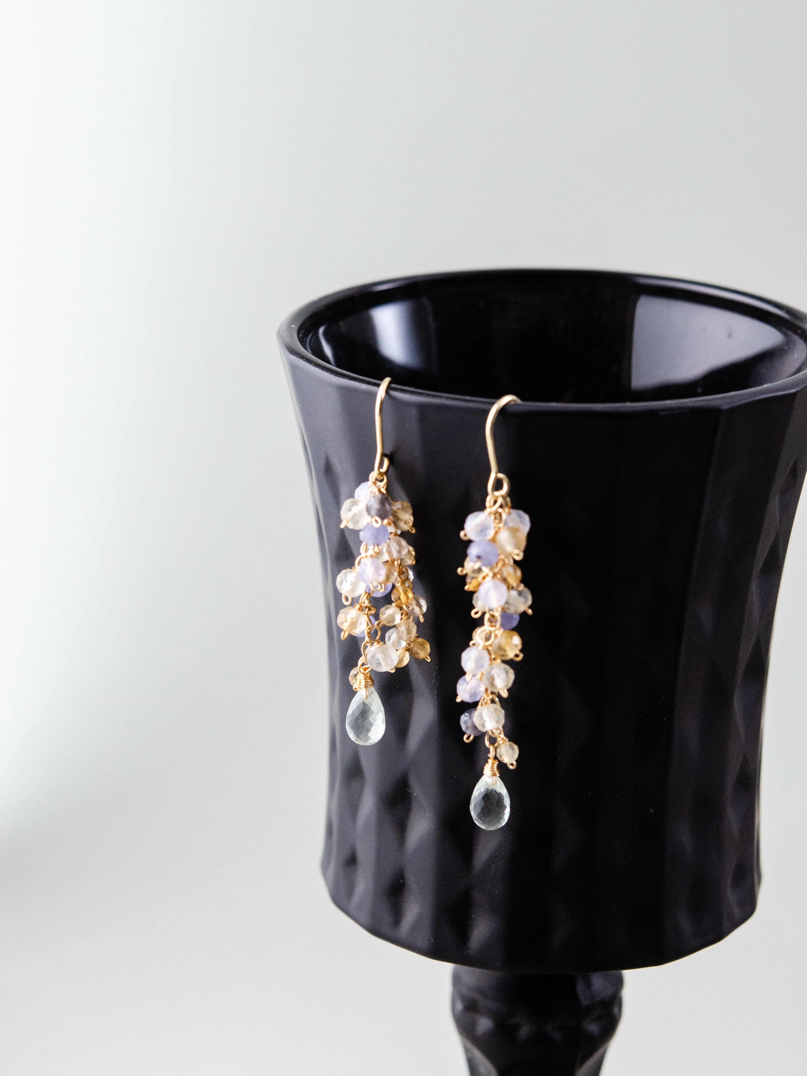 天然石 ピアス 着用画像 横顔 クリスタル 透明感 ラピスラズリ 青