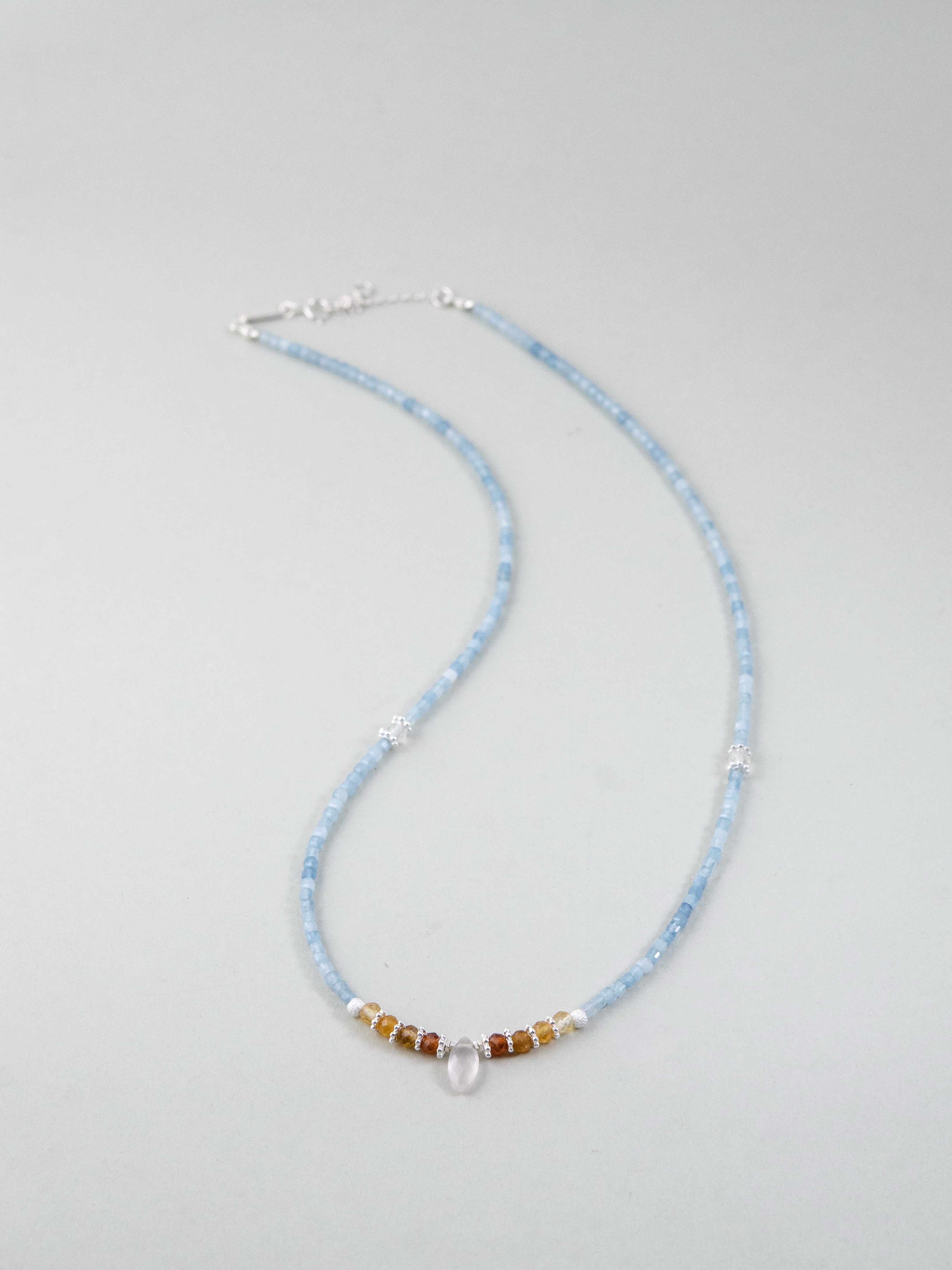 天然石 ネックレス 置き画 曲線美 ハンドメイド 繊細