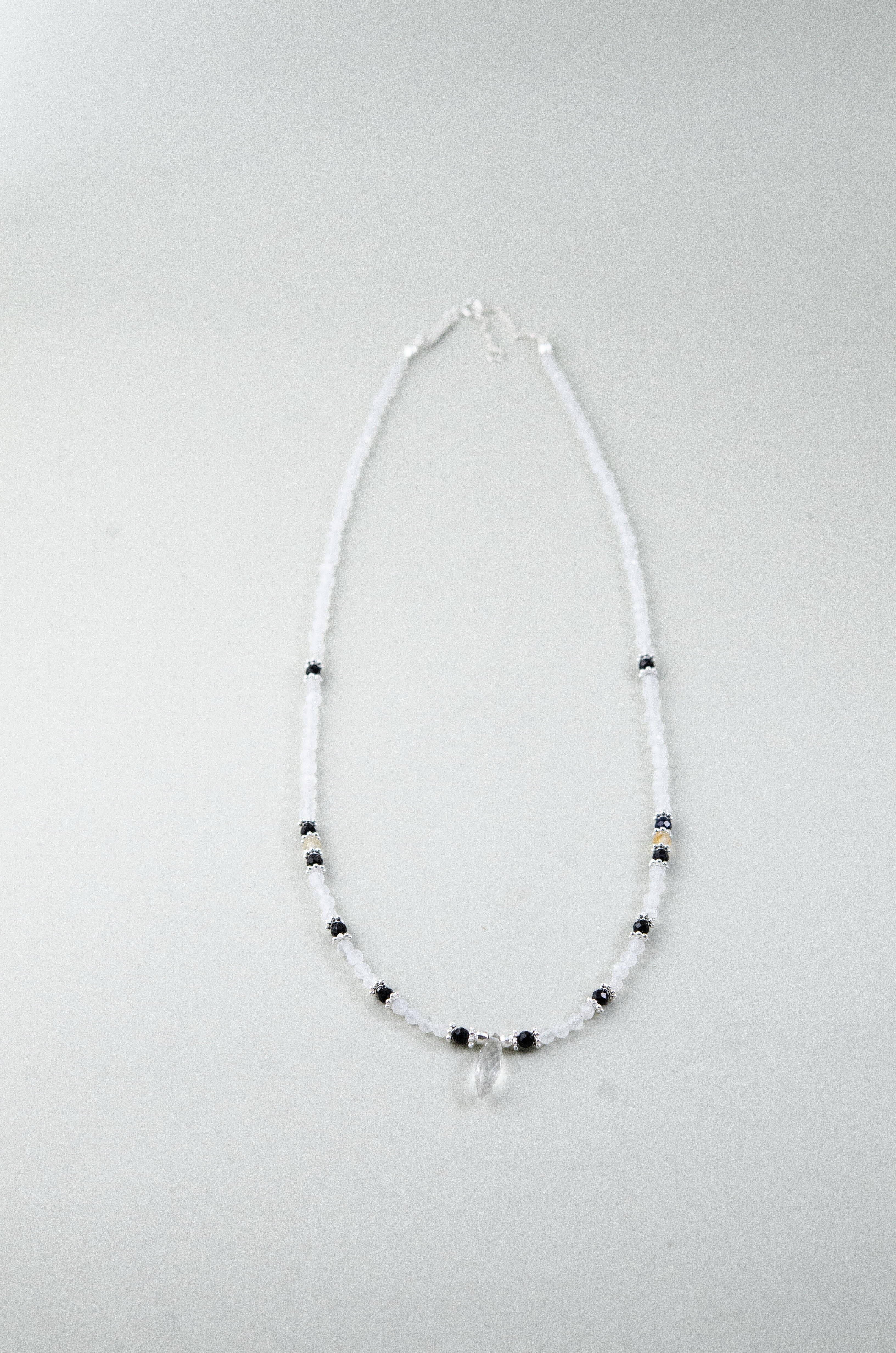 天然石 ネックレス 置き画 全体像 白と黒 コントラスト