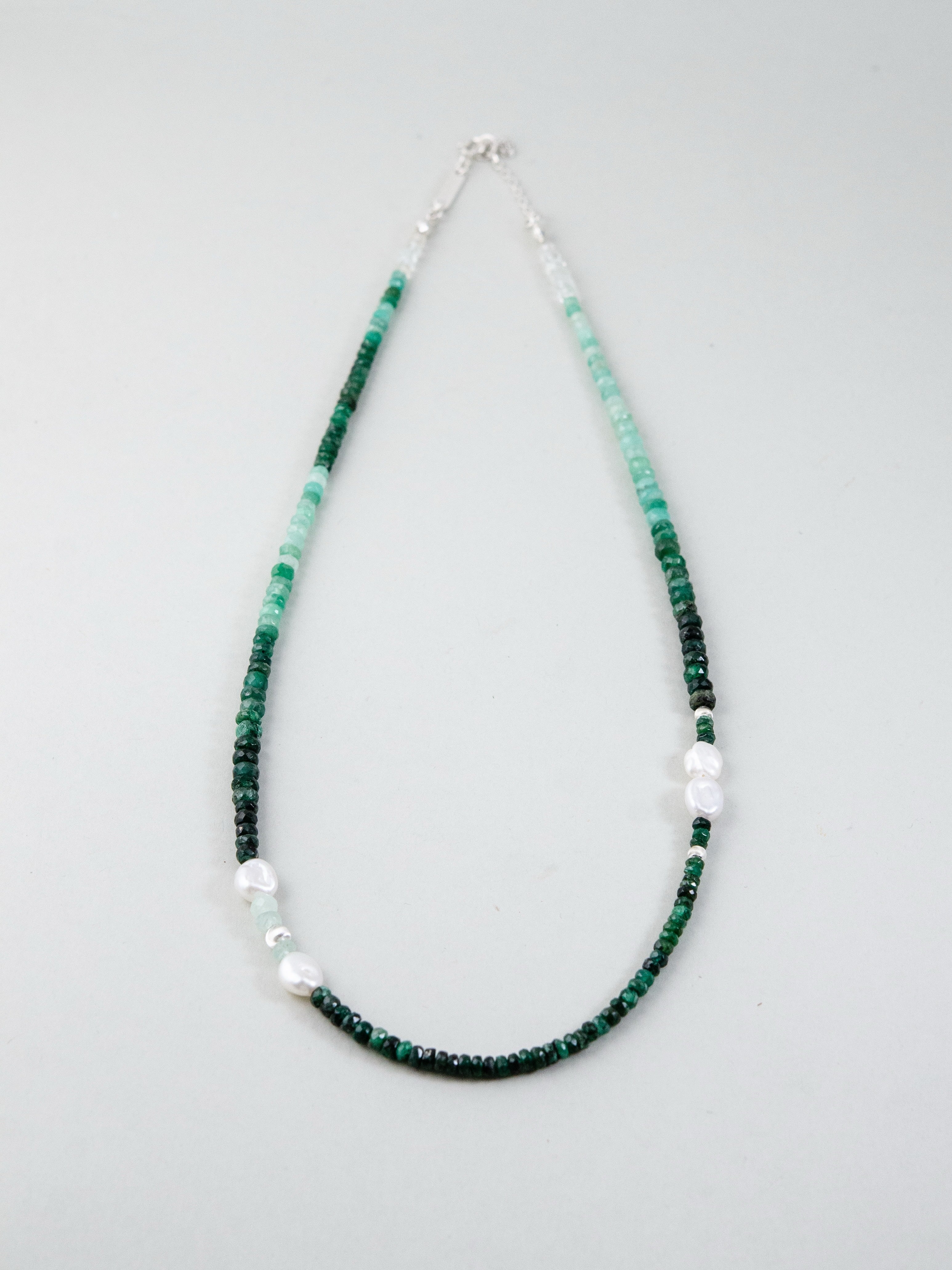 天然石 ネックレス 置き画 全体像 楕円形 デザイン エメラルド