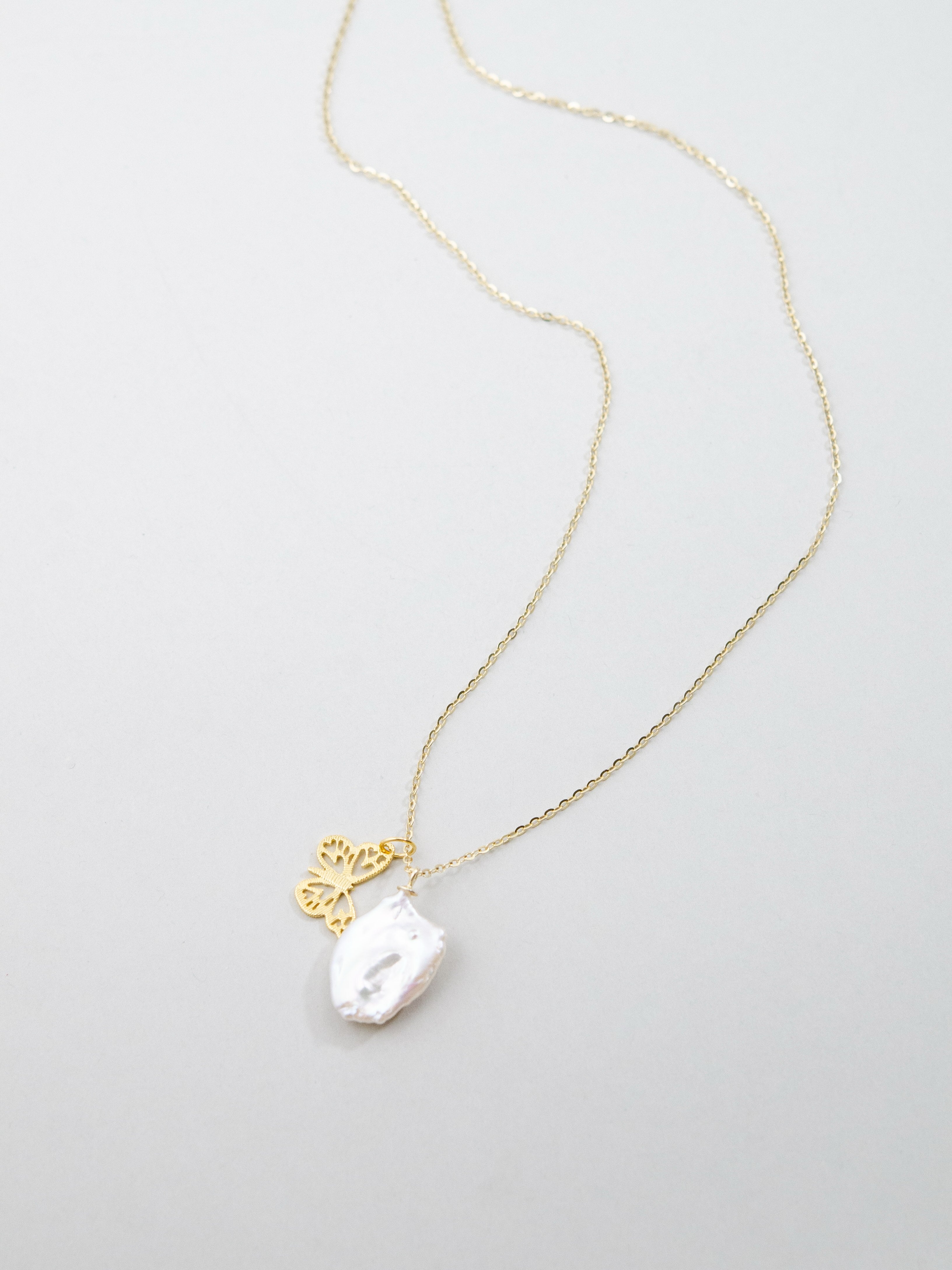 ゴールドチェーン ネックレス 全体像 蝶モチーフ 流れ