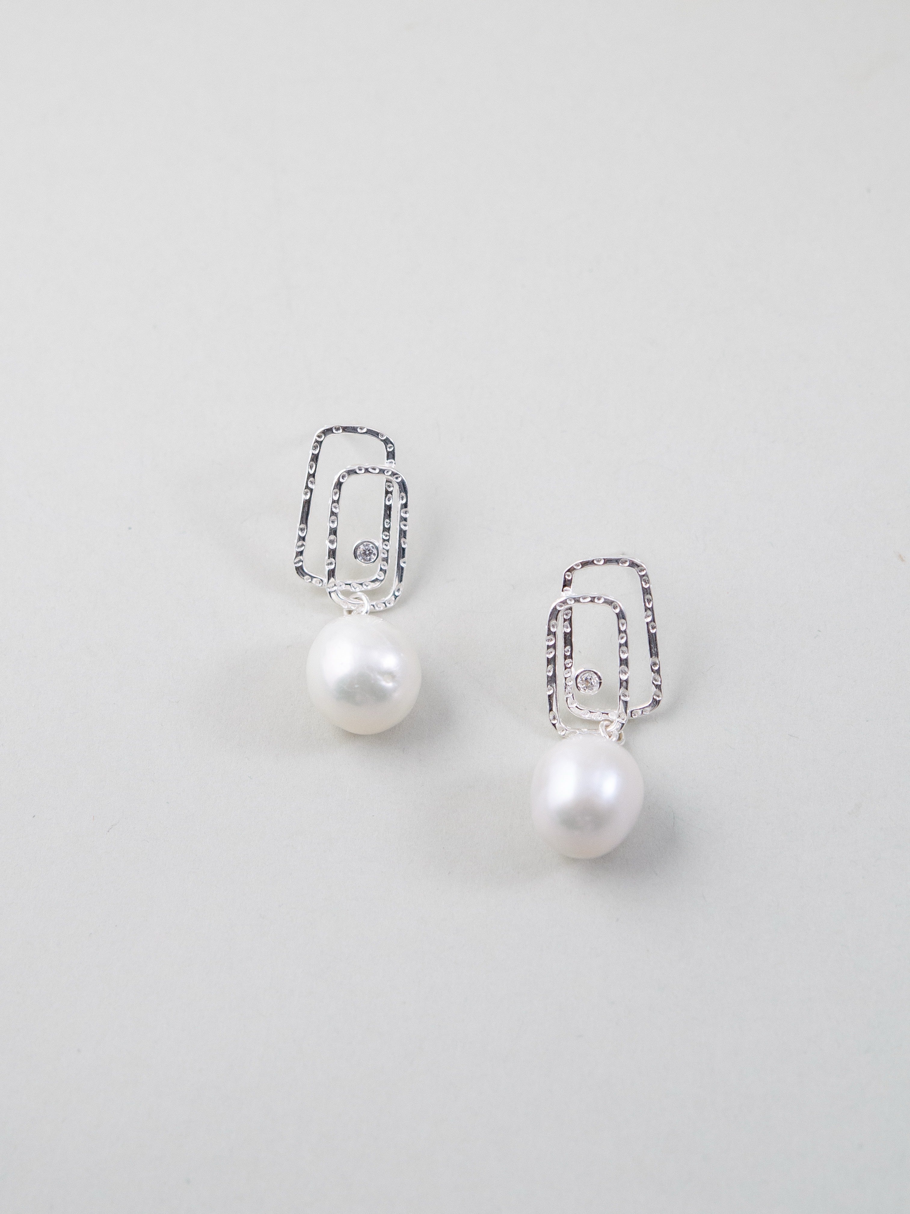 ゴールド ピアス ビジュー 詳細 スクエア デザイン 淡水パール