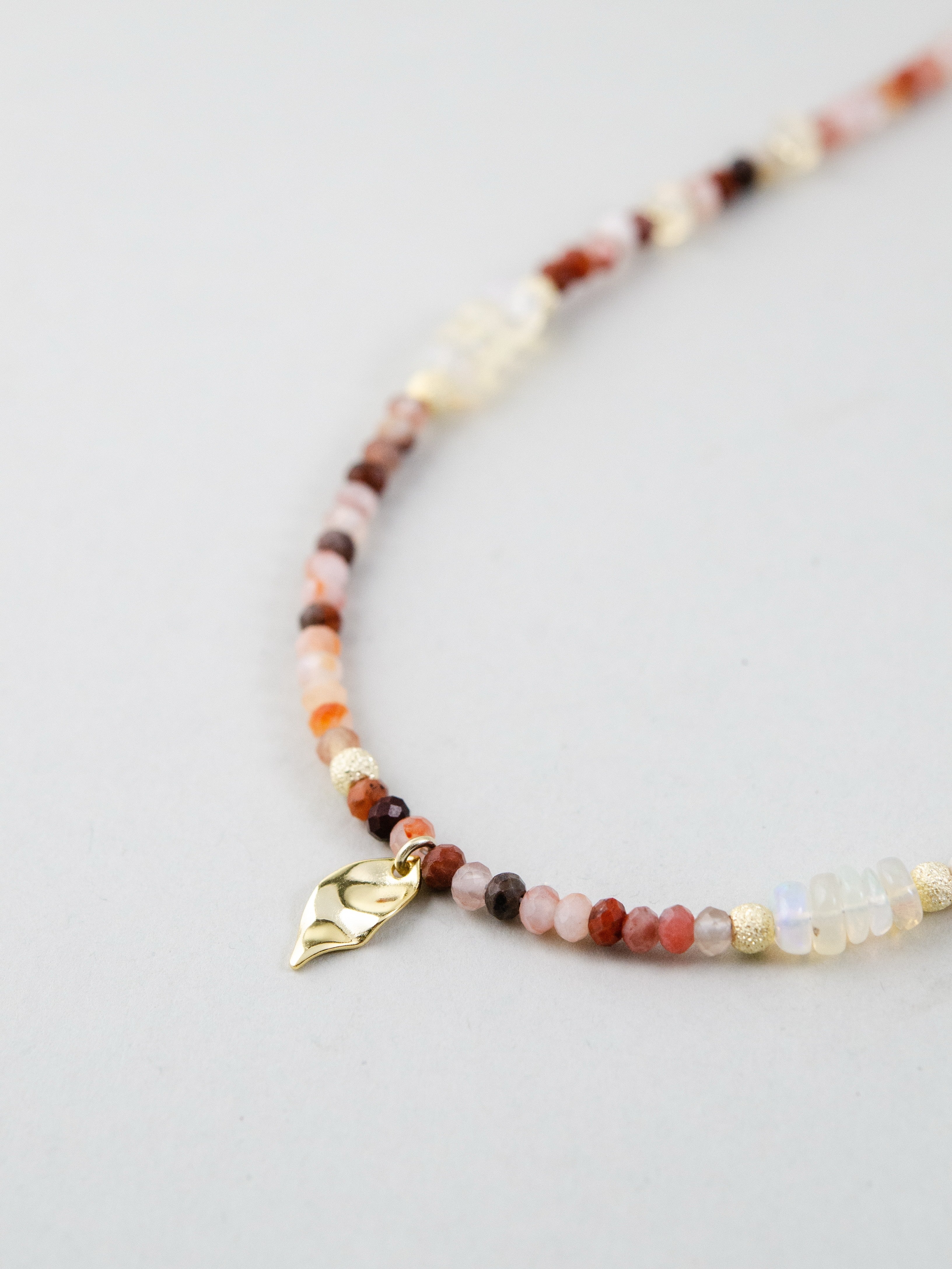 金の葉チャームとレッドアゲート 詳細画像 オパールとのコントラスト